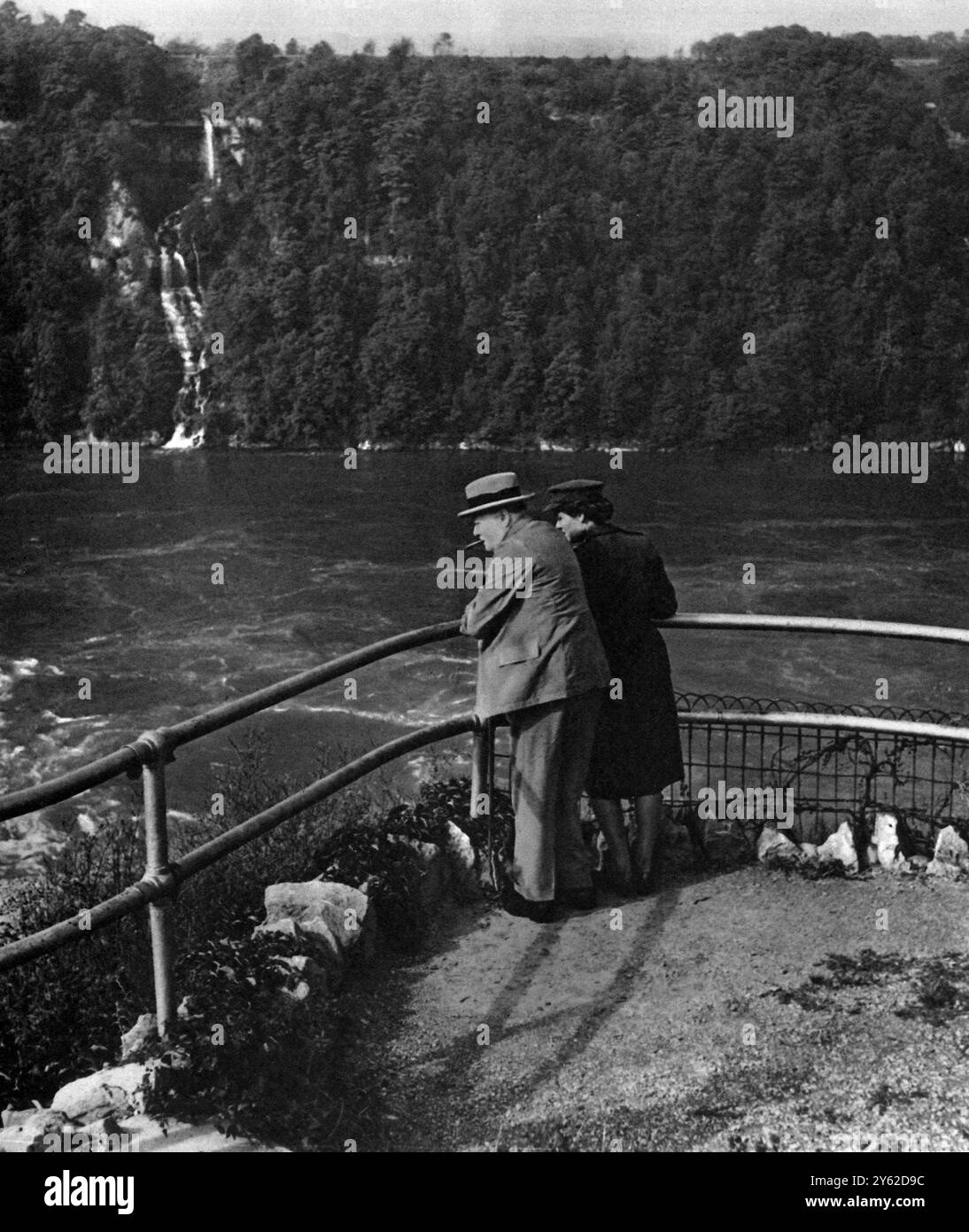 Il primo Ministro alle Cascate del Niagara : con sua figlia Mary, Winston Churchill ammira le famose cascate da Thompson's Point. Ha proseguito dal Québec per visitare il Presidente e la signora Roosevelt. 28 agosto 1943 Foto Stock