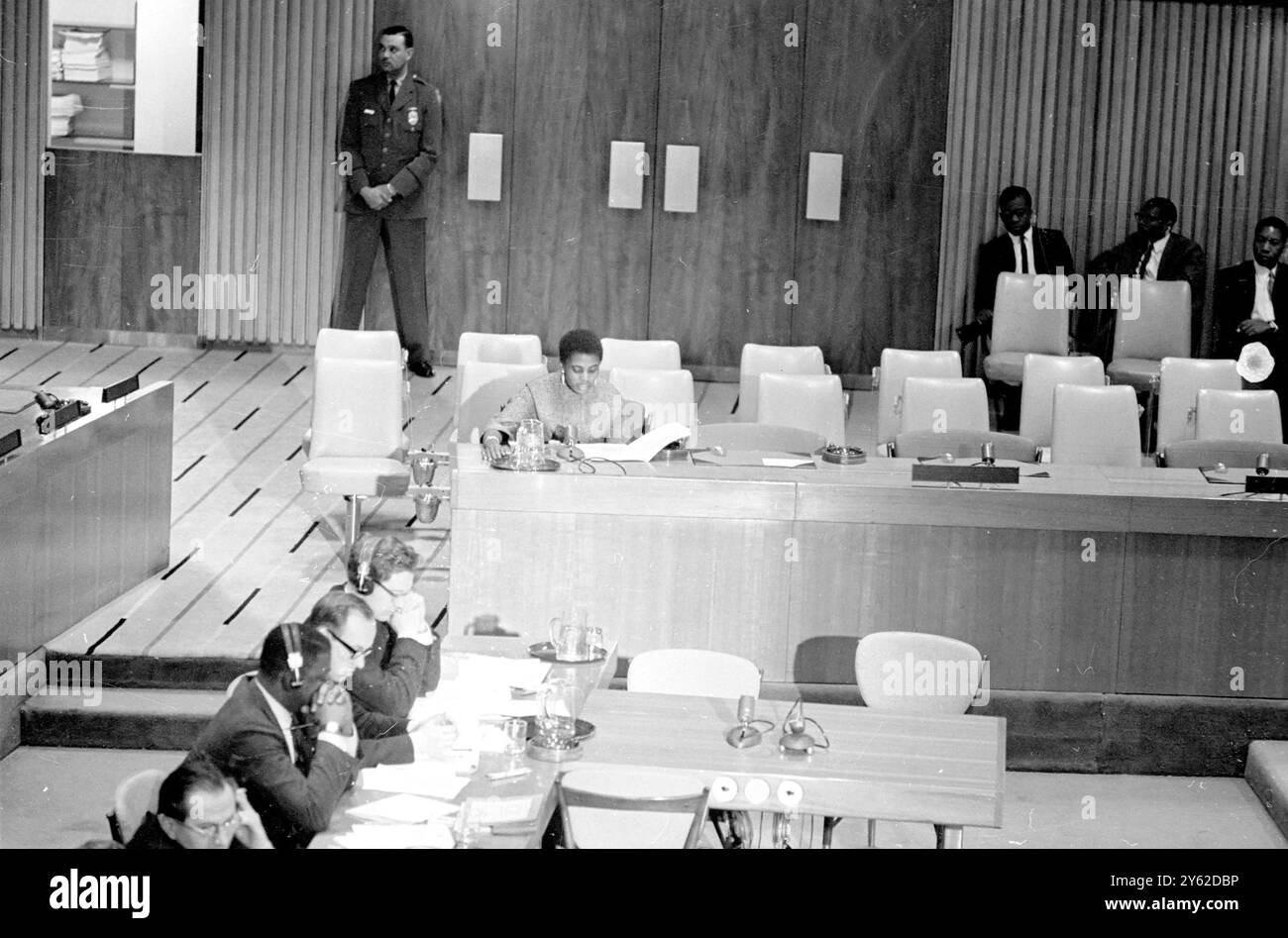 Miriam Makeba, popolare cantante folk sudafricana, appare davanti al consiglio fiduciario delle Nazioni unite per parlare dell'apartheid qui, il 9 marzo. La signorina Makeba è stata persona non grata nel suo paese da quando ha parlato in modo così commovente delle sue politiche di segregazione razziale negli Stati Uniti. N lo scorso luglio. 11 marzo 1964 Foto Stock