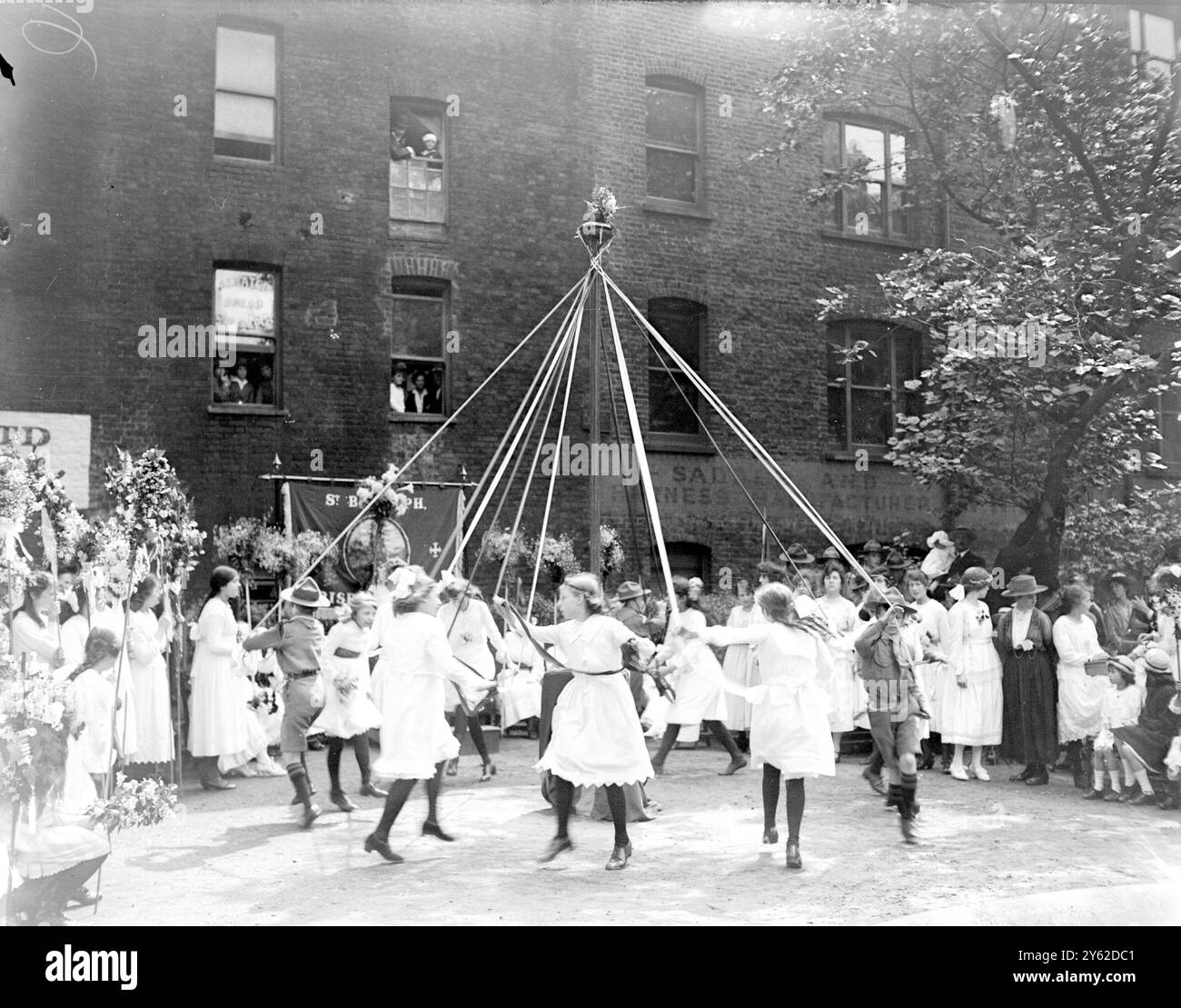 Festeggiamenti del giorno di maggio alla Bishopsgate di St. Botolph. 21 giugno 1919 Foto Stock