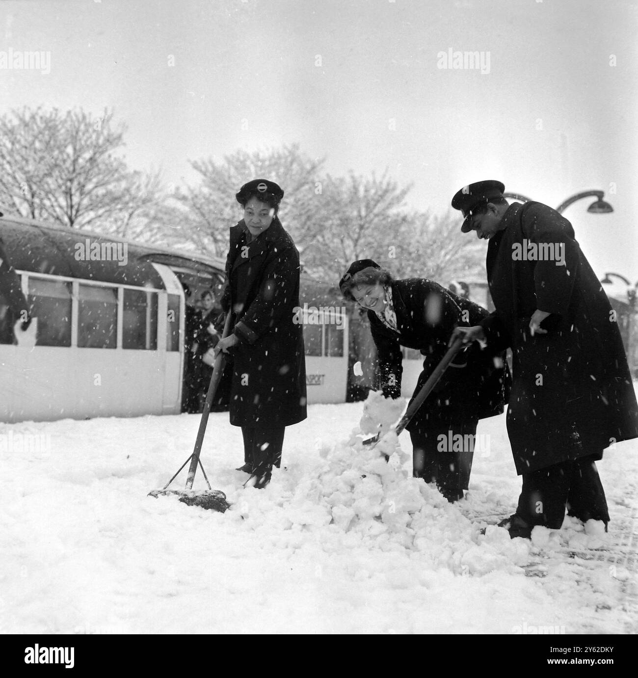 LAVORATORI DELLA FERROVIA DELLA NEVE CHE SGOMBERANO LA STAZIONE DELLA METROPOLITANA DI LEYTONSTONE A LONDRA ; 27 DICEMBRE 1962 Foto Stock
