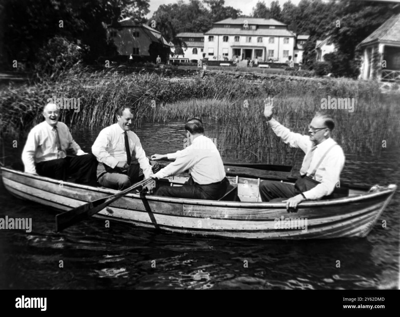 QUATTRO UOMINI FAMOSI IN UNA BARCA A STOCCOLMA, SVEZIA - IL SENATORE HUMPHREY, WILLY BRANDT, WALTER REUTHER E TAGE ERLANDER; 14 LUGLIO 1963 Foto Stock