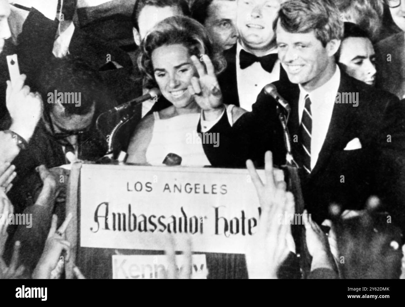 LA TRAGEDIA È DAVANTI A LOS ANGELES: Il senatore ROBERT F KENNEDY con sua moglie ETHEL accanto a lui, dà il segno di vittoria a una folla enorme all'Ambassador Hotel qui all'inizio del 5 giugno 1968 dopo aver rivendicato la vittoria nelle primarie presidenziali della California. Il senatore di 42 anni ha poi lasciato il podio, ha camminato verso un anticamera vicino ed è stato colpito da un pistolero che ha sparato anche ad altre tre persone mentre sparava 8 colpi da una pistola. Il senatore Kennedy e' stato portato in ospedale, ma ha ceduto alle sue spalle oggi presto. L'uomo accusato di aver sparato al senatore e' stato chiamato ieri dalla polizia Sirhan Bishara Sirhan Foto Stock