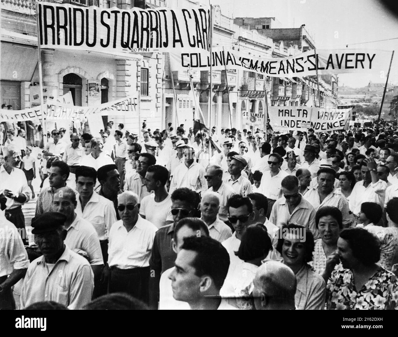 Una processione di operai maltesi che marciavano verso la Valletta , con slogan che chiedevano la libertà maltese dalla Gran Bretagna. La marcia fu guidata da Dom Mintoff , il leader laburista , che in un discorso chiese ai britannici di lasciare Malta . La polizia antisommossa è rimasta in piedi, biut non ci sono stati problemi 9 settembre 1959 Foto Stock