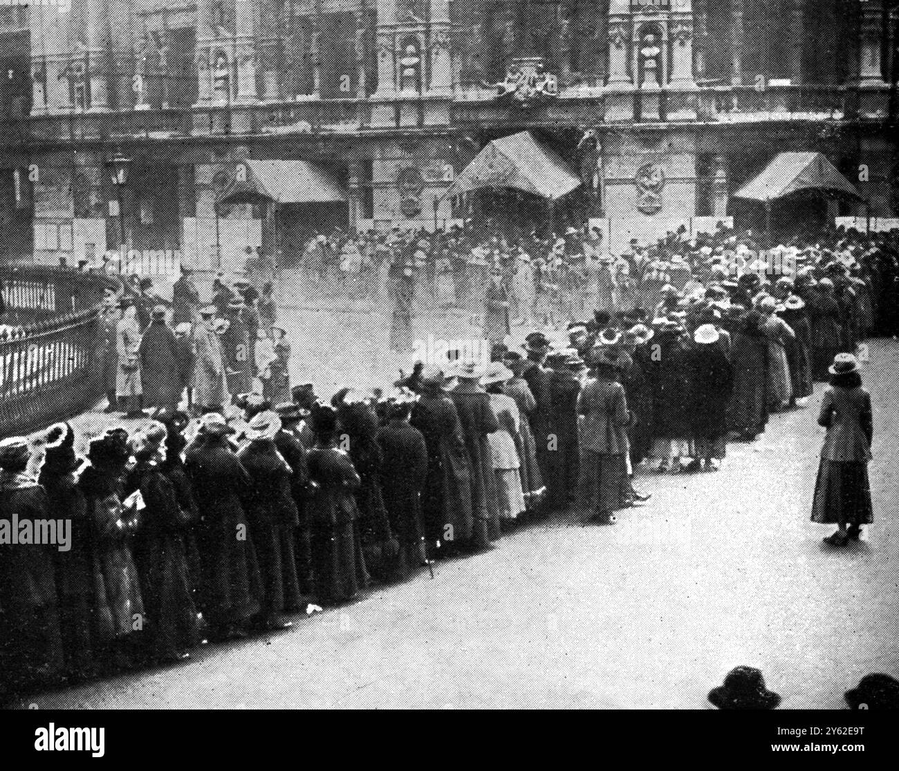 Interesse delle donne per le elezioni generali : Una fila fuori dalla Queen's Hall durante la riunione del sig . Lloyd George , Langham Place , Westminster , Londra , Inghilterra . Questa è la prima elezione in cui le donne di età superiore ai 30 anni e tutti gli uomini di età superiore ai 21 anni possono votare . 14 dicembre 1918 Foto Stock
