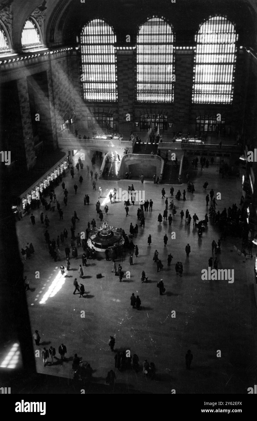 Pendolari di prima mattina nell'atrio principale della Grand Central Station, l'edificio ferroviario più iconico d'America, in e 42nd Street, New York, nel 1952. Foto Stock