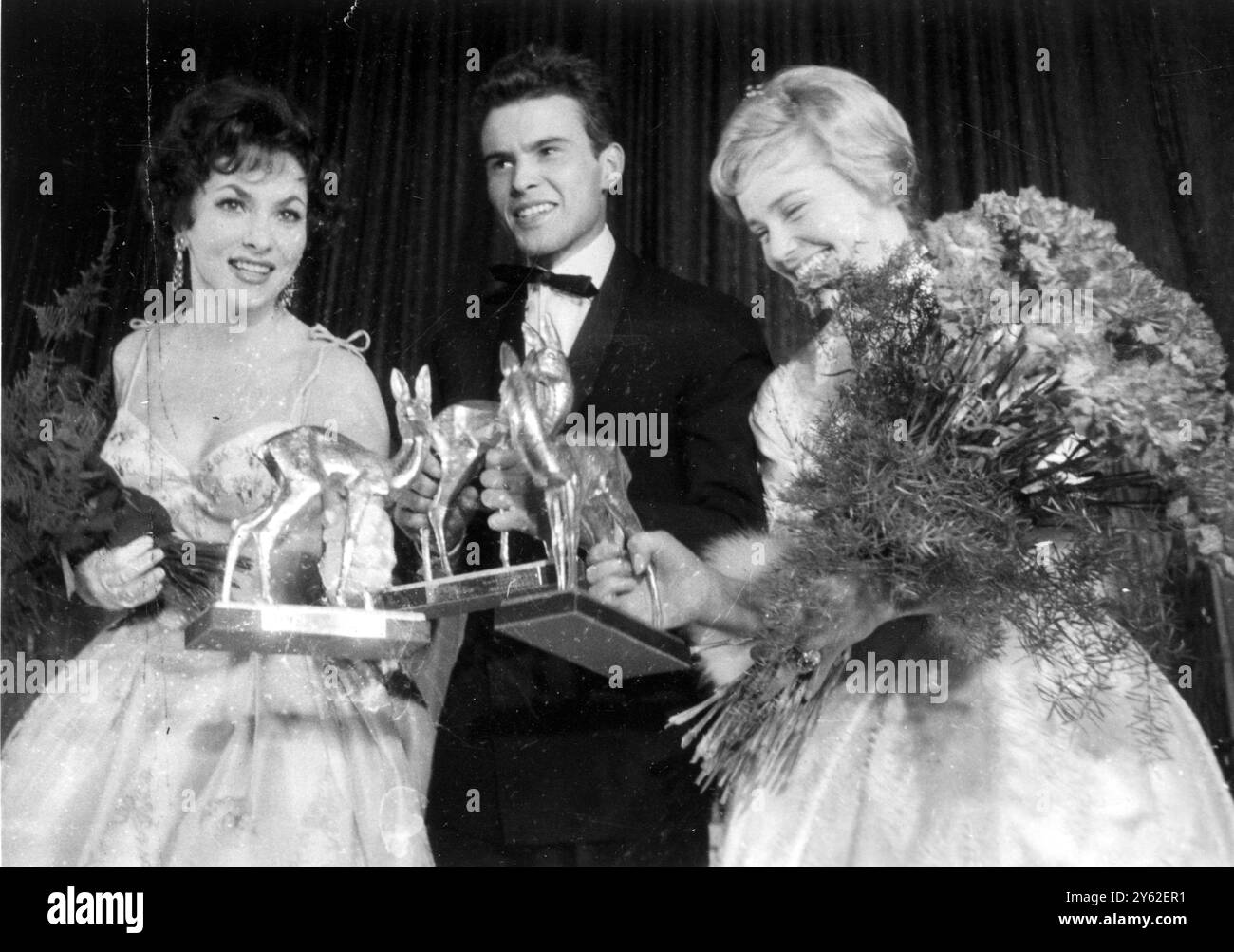 Karlsruhe Germany German Film Awards da sinistra a destra con le loro statuette " Bambi " sono Gina Lollobrigida, Horst Buchholz e Maria Schell, 19 marzo 1958 Foto Stock