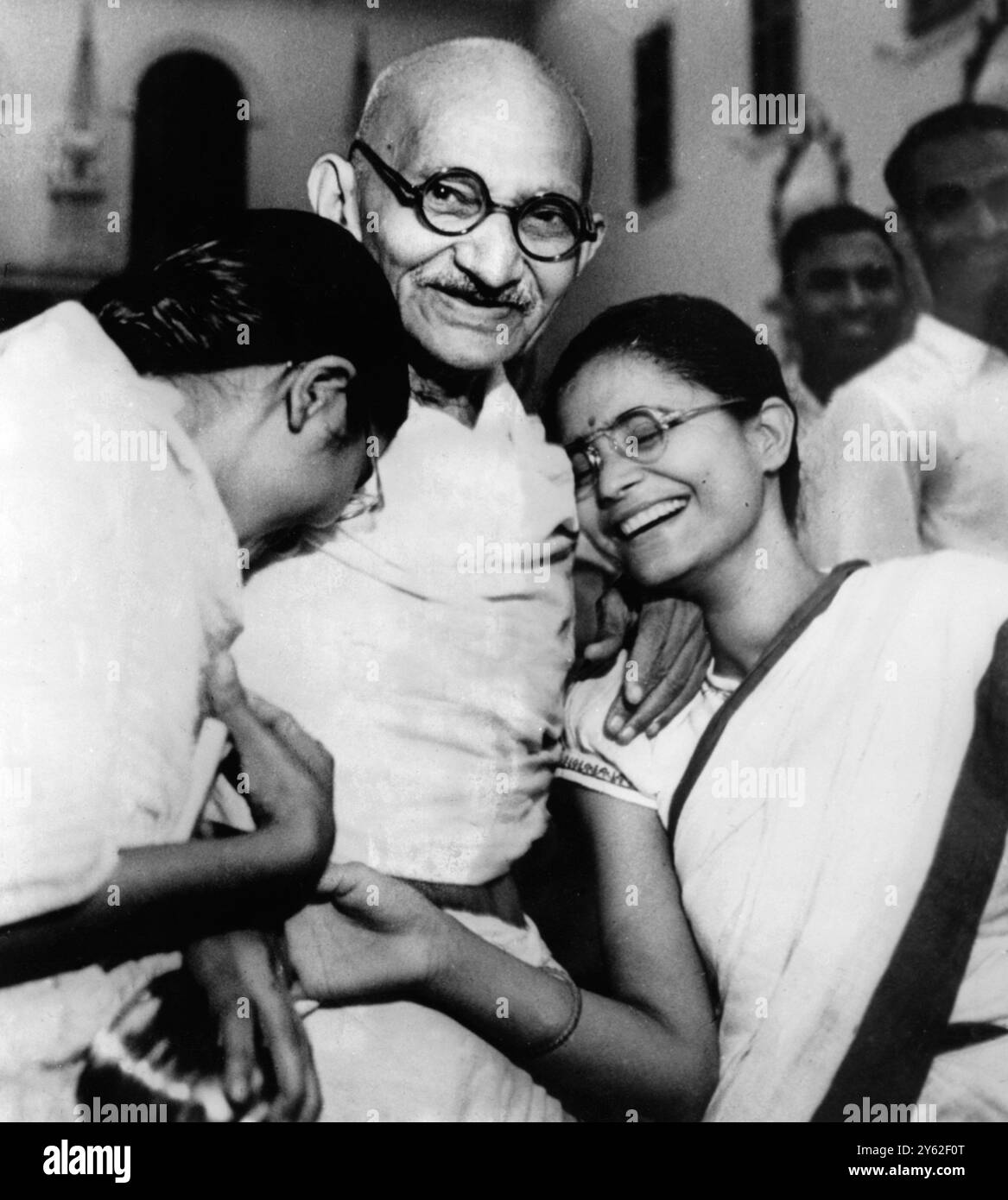 Gandhi con i suoi nonni - nuova Delhi, India. Mahatma Mohandas Gandhi è raffigurato poco prima del suo 78 ° compleanno con le sue nipoti mani (a sinistra) e la signora Ava Gandhi, fuori Birla House. Gandhi fu assassinato mentre camminava verso le sue devozioni serali a Birla House il 30 gennaio 1948. E' morto tra le braccia di mani senza dire una parola. Foto pubblicata il 2 ottobre 1969, nel centenario della sua nascita. Foto Stock