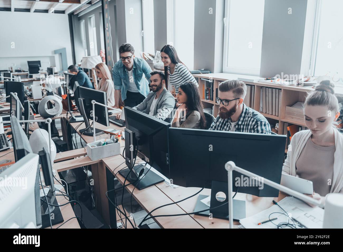 La migliore squadra di sempre. Gruppo di giovani uomini d'affari in abbigliamento casual intelligente che lavorano insieme in ufficio creativo Foto Stock