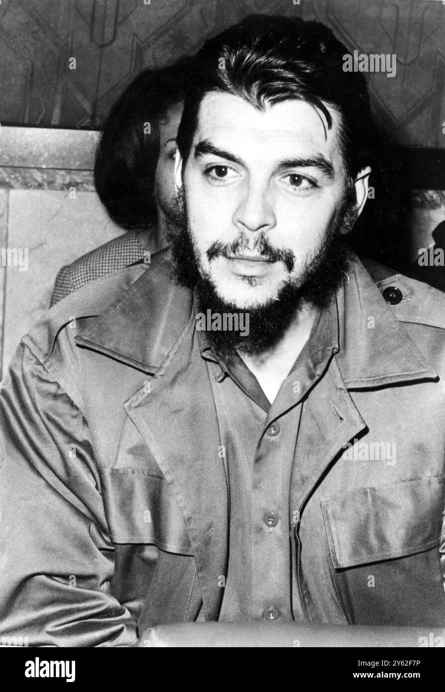 Il mistero oggi nuvola il destino di uno dei principali comunisti del mondo. A Washington si crede che il braccio destro di Fidel Castro, il maggiore Ernesto "che" Guevara, (mostrato in questo ritratto), possa essere morto per cinque mesi fa Guevara, ministro delle industrie del governo cubano, improvvisamente e silenziosamente caduto dalla vista pubblica a l'Avana. Ora, dalla Repubblica Dominicana, dove i marines americani erano recentemente in azione contro i ribelli di sinistra, arriva il suggerimento che Guevara fosse impegnato in una simile missione, e pagasse con la sua vita. Senza spiegazione, la stampa cubana ora fa riferimento Foto Stock