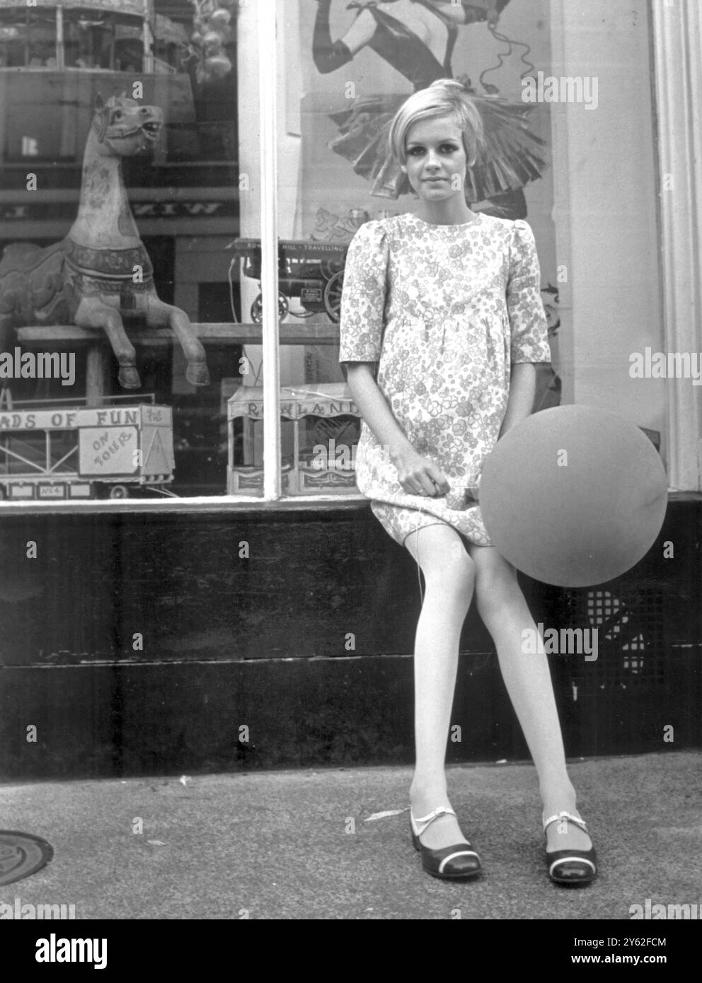 La modella di oggi Twiggy (17 anni), il cui vero nome è Lesley Hornby. 28 dicembre 1966 Foto Stock