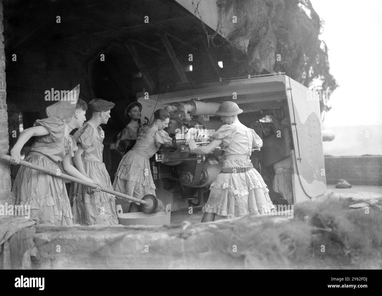 Le truppe di difesa nazionale sono rimaste in difficoltà mentre la loro esibizione di beneficenza natalizia è stata interrotta da un allarme costiero vicino a Gravesend1940 ©John Topham / TopFoto Foto Stock