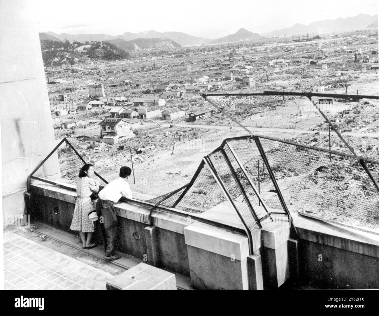 Questa immagine mostra Hiroshima un anno dopo la caduta della bomba atomica con alcune baracche sparse di carta catrame. 11 agosto 1949 Foto Stock