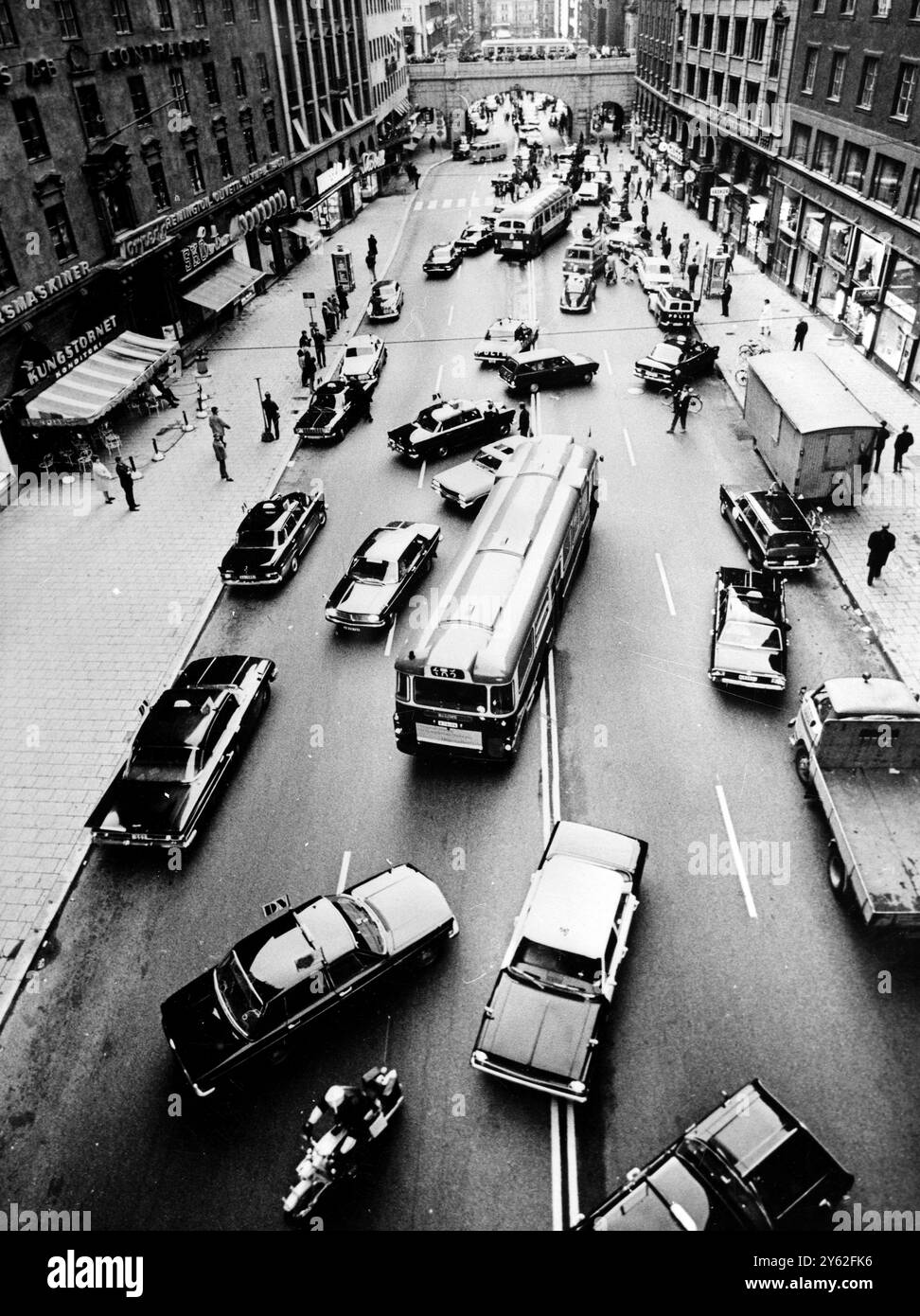 Stoccolma è tutto un cambiamento per gli automobilisti nella capitale svedese . Poco prima delle 5. 00 a . m . Ieri è entrata in vigore la nuova guida dell'ordine giusto questa immagine che mostra il momento effettivo del trasferimento a destra effettuato in Main Street Kungsgatan a Stoccolma. 4 settembre 1967 Foto Stock