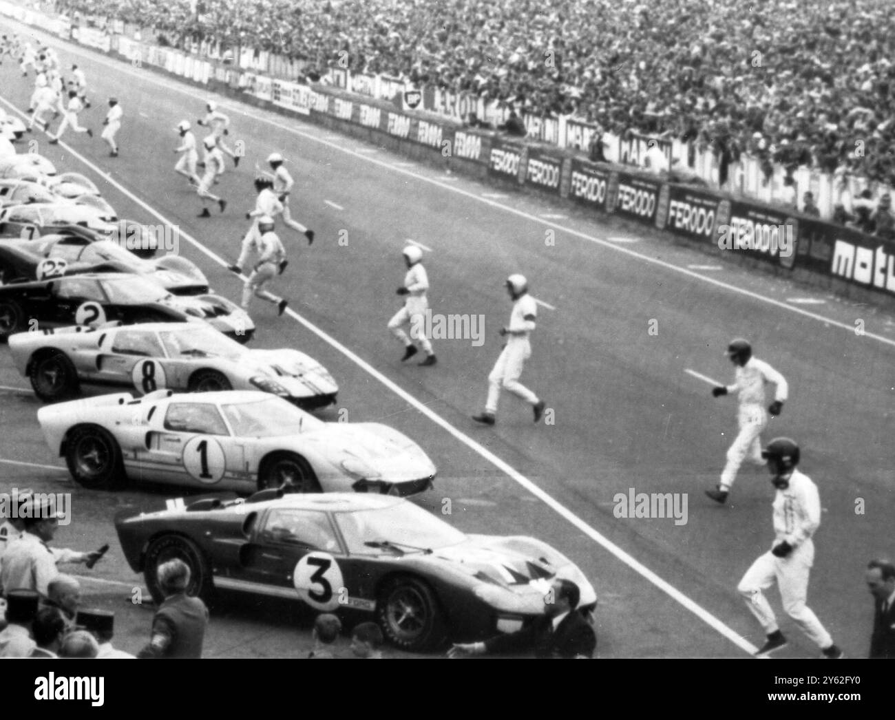 Questa immagine mostra l' inizio della 24 ore di le Mans 1966 . Due Fords da 7 litri hanno guidato dopo due ore di corsa nella gara di auto sportive 24 ore. Tuttavia, le Ferrari italiane hanno insistito duramente . La Ford è favorita per vincere la gara, ma affronta una forte competizione da parte del team Ferrari . 18 giugno 1966 Foto Stock Questa immagine mostra l' inizio della 24 ore di le Mans 1966 . Due Fords da 7 litri hanno guidato dopo due ore di corsa nella gara di auto sportive 24 ore. Tuttavia, le Ferrari italiane hanno insistito duramente . La Ford è favorita per vincere la gara, ma affronta una forte competizione da parte del team Ferrari . 18 giugno 1966 Foto Stock