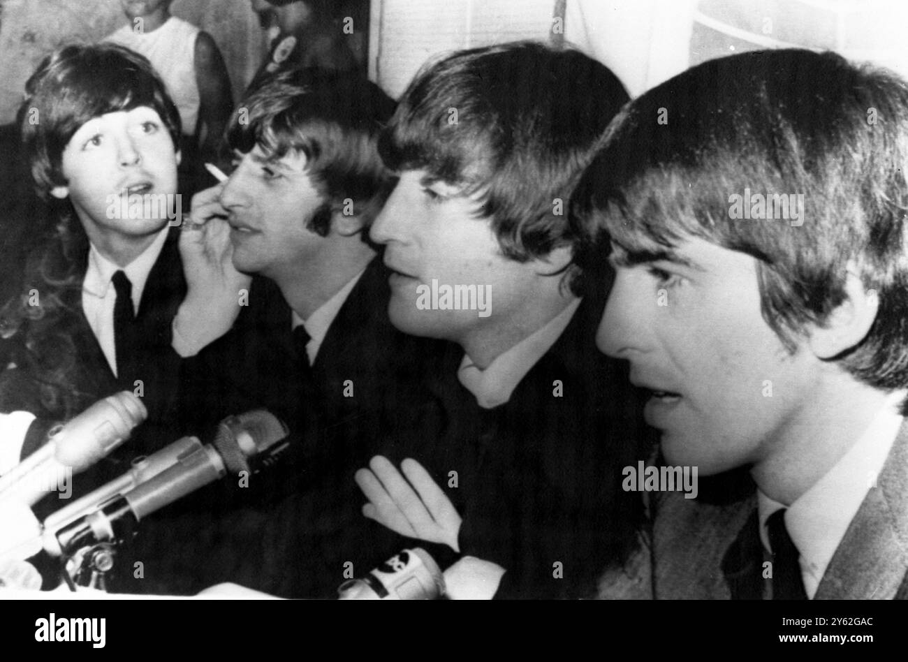 I Beatles ad una conferenza stampa a Los Angeles , mentre aspettano un aereo per portarli a San francisco per iniziare il loro tour attraverso gli Stati Uniti . 19 agosto 1964 Foto Stock