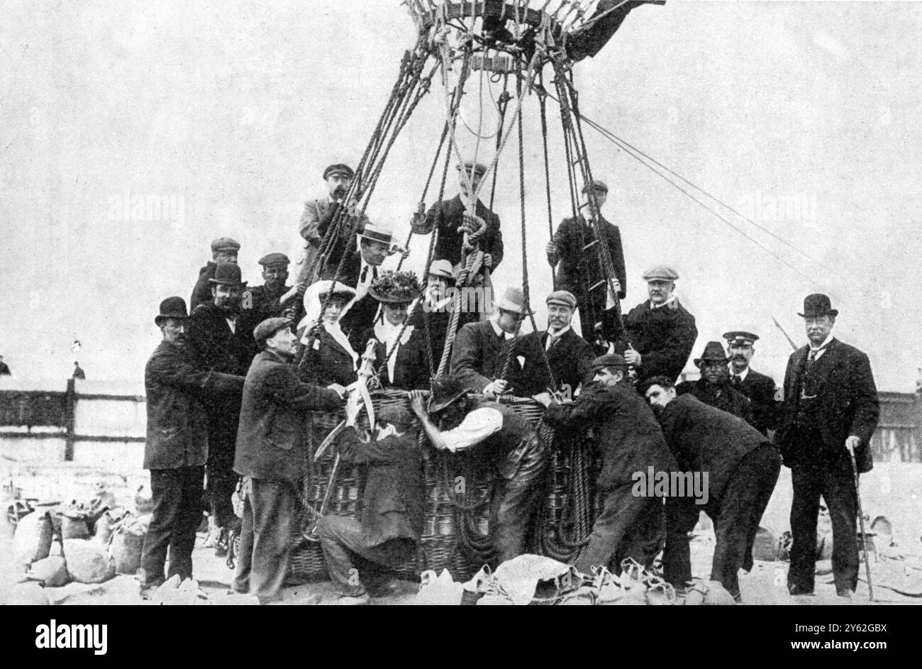 La salita inaugurale di uno dei tre palloni ha partecipato alla Gordon Bennett Aeronautical Cup , che si terrà a Parigi il 30 settembre 1906 , si è svolta sabato presso la Wandsworth Gasworks . La mongolfiera è chiamata City of London . Ha una capacità di 77000 piedi cubi ed è inserito dal signor Frank H Butler . Tra i membri dell' Aero Club che accompagnarono il signor Butler e fecero la salita vi furono Lord Royston , la On Sig.ra Assheton Harbord , la Sig.ra Heron Maxwell , il Sig. CF Pollock , il Professor Huntington , gli Hon CS Rolls , il Sig. Moore Brabazon e il Sig. White . Il pallone è partito in direzione sud-est , Foto Stock