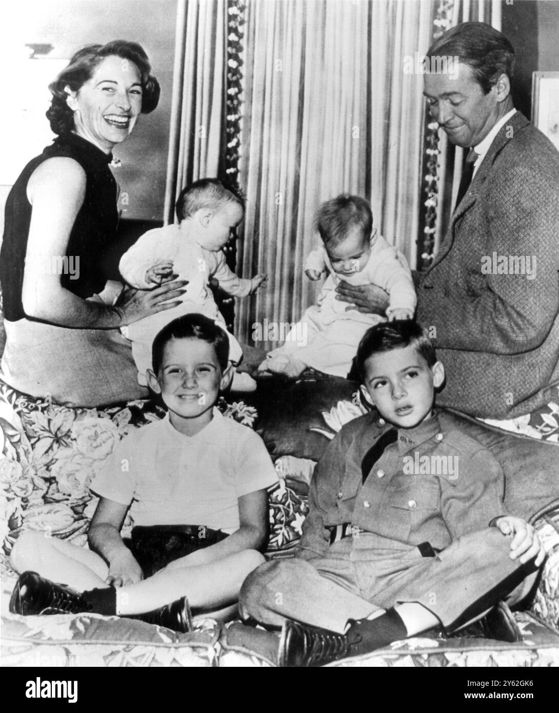 James Stewart con sua moglie e quattro figli Foto Stock
