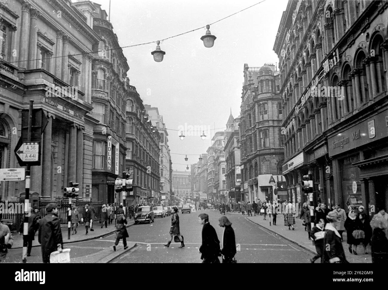 Birmingham, Inghilterra: Una foto recente di New Street, una delle strade principali di Birmingham. Le squadre argentine, spagnole e della Germania Ovest giocheranno i loro Giochi di Coppa del mondo all'Aston Villa Stadium, che è in fase di ristrutturazione per l'occasione. Birmingham è la seconda città più grande d'Inghilterra e si sta preparando per intrattenere i visitatori e i giocatori che si recheranno in città per i giochi del 2 marzo 1966 Foto Stock