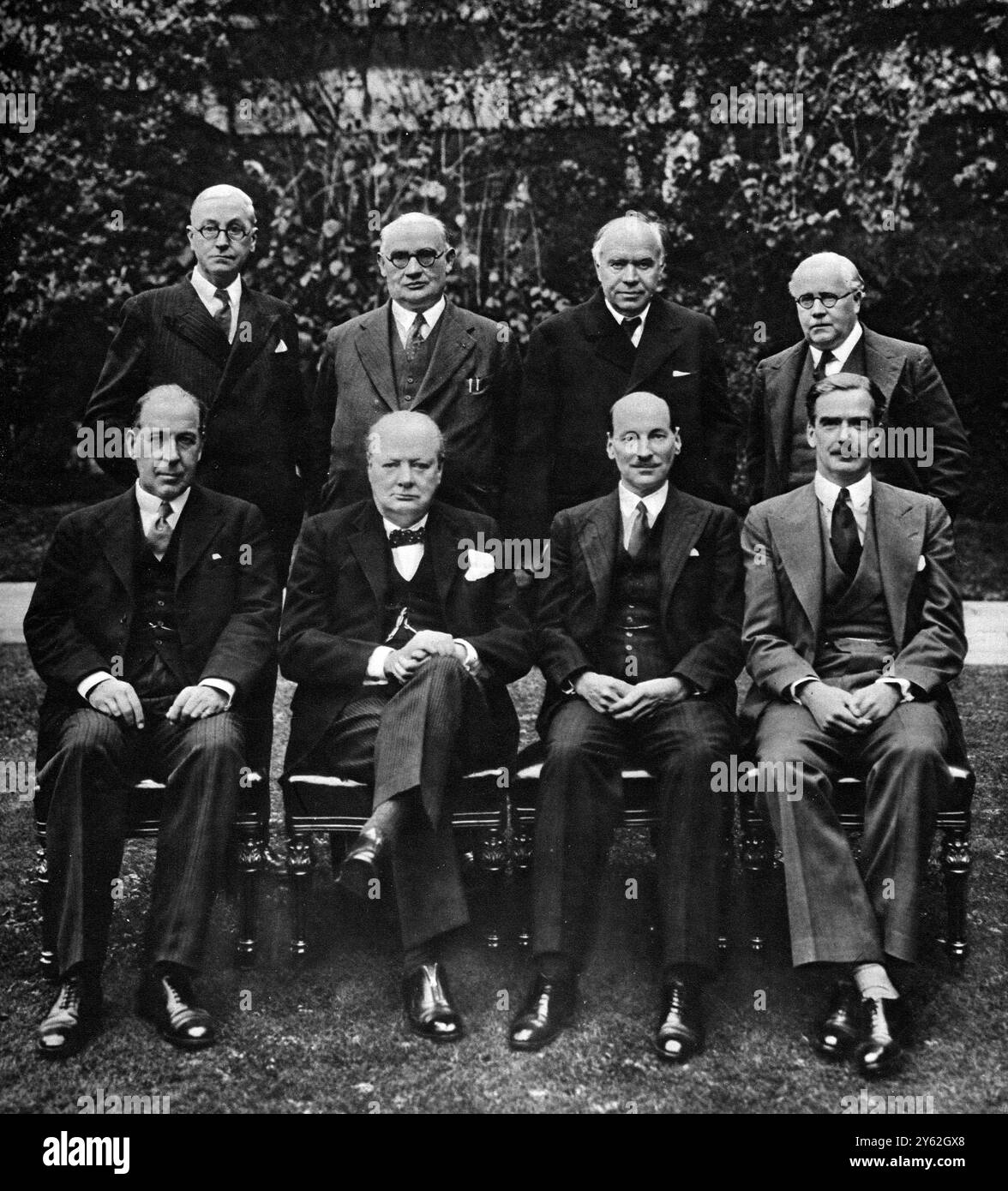 Il primo ministro Winston Churchill con il suo gabinetto di guerra, gli otto uomini che controllano la macchina da guerra da sinistra a destra: Arthur Greenwood, ministro senza portafoglio; Ernest Bevin ministro del lavoro e del servizio nazionale; Lord Beavertbrook ministro degli approvvigionamenti; Sir Kingsley Wood Cancelliere dello Scacchiere; seduta, Sir John AndersonLord Presidente del Consiglio, Winston Churchill, primo ministro e ministro della difesa, R C Attlee Lord Privy Seal e Anthony Eden Segretario di Stato per gli affari esteri. Foto Stock