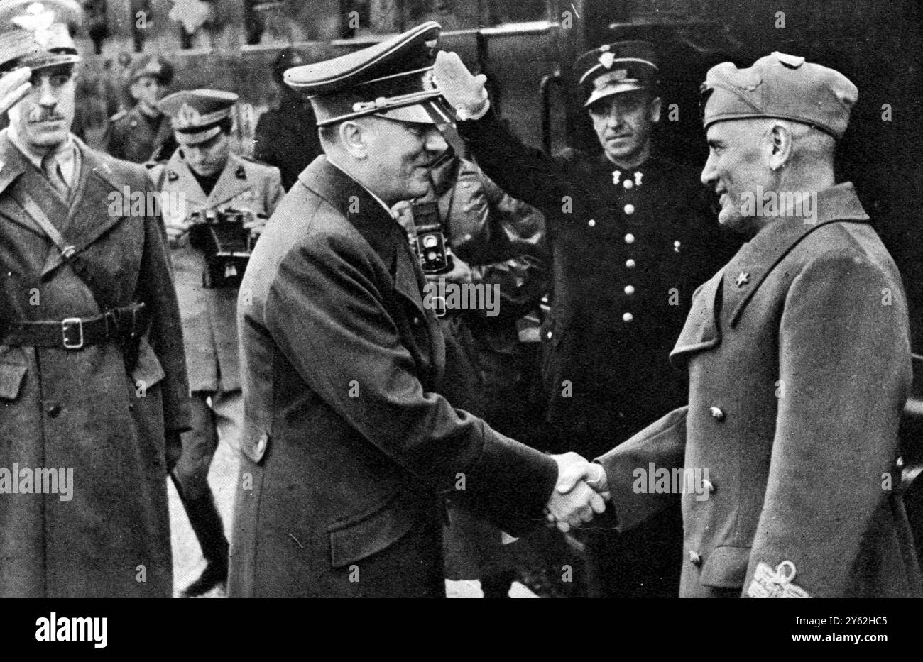 I dittatori dell'asse si congedano l'uno dall'altro dopo una riunione di aprile. Hitler e Mussolini stringono la mano alla piattaforma. Giugno 1943 ©Topfoto Foto Stock