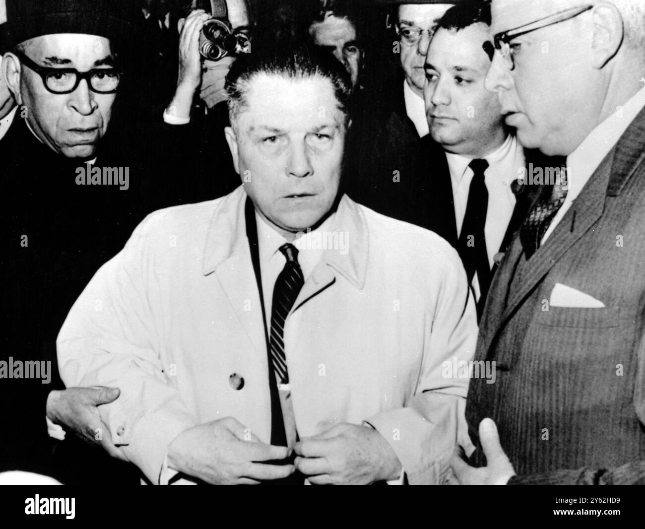 Washington , D . C . : Jimmy Hoffa , Presidente dell' U . S sindacato dei Teamsters ( autotrasportatori ) , circondato da avvocati e telegiornali presso il tribunale federale quando si è arreso per iniziare una reclusione di otto anni . Accusato di manomissione da parte della giuria, ha perso la sua ultima possibilità di evadere la prigione . 7 marzo 1967 Foto Stock