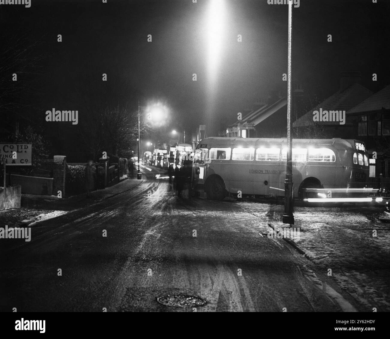 Quando Sidcup Hill, Sidcup, Kent, divenne ghiacciata, circa 64 autobus che si trovavano sulla collina, e non poterono muoversi finché non arrivarono bande con ghiaia e non riuscirono ad andare in salvo. L'immagine mostra le condizioni della strada e di alcuni autobus. 4 dicembre 1950 Foto Stock