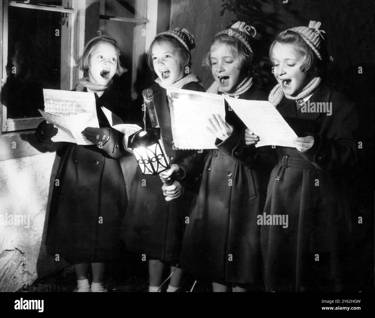 The Goods Quads - da sinistra, Jennifer, Bridget, Elizabeth e Frances - in un tour di canto cantato vicino a Nettleton, Wiltshire. 17 dicembre 1955 Foto Stock