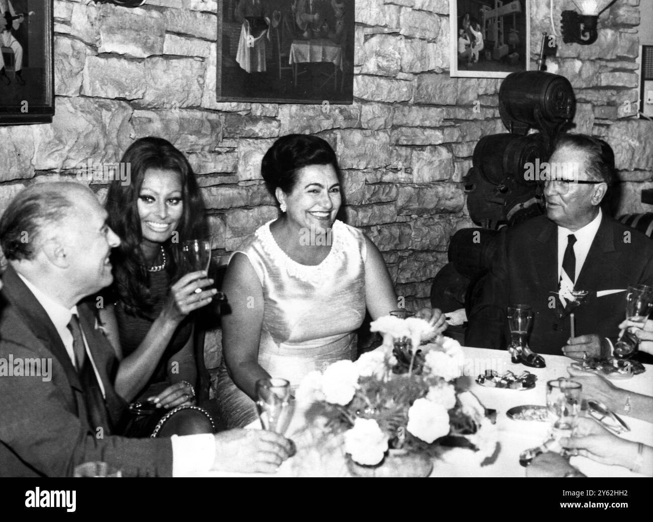 Una notte fuori per il Pontis e i Titos . Vanga , Adriatico settentrionale : è una calda notte d'estate sull'isola di Vanga...così il Pontis e i Titos escono per un drink in una cantina locale. L'attrice italiana, la deliziosa Sophia Loren e il suo regista, il marito Carlo Ponti, sono arrivati sull'isola di Vanga del Presidente jugoslavo Tito all'inizio di questa settimana. Si vedono godersi la vita notturna qui con il Presidente e sua moglie, la signora Jooanka Broz . 27 giugno 1969 Foto Stock