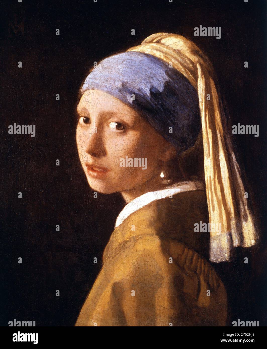 Girl with a Pearl Earring, c.1665-6 Head of a Young Girl with Turban by Vermeer, Jan (1632-75) Mauritshuis, l'Aia, (Den Haag), Paesi Bassi Johannes Vermeer (31 ottobre 1632 - sepolto il 15 dicembre 1675) è stata una pittrice olandese, che ha vissuto e lavorato a Delft. A volte viene chiamato Vermeer di Delft o Johannes van der Meer. Insieme a Rembrandt, Vermeer è il pittore più noto del secolo d'oro olandese e i suoi dipinti sono ammirati per i loro colori trasparenti, l'attenta composizione e il brillante uso della luce. ©TopFoto Foto Stock