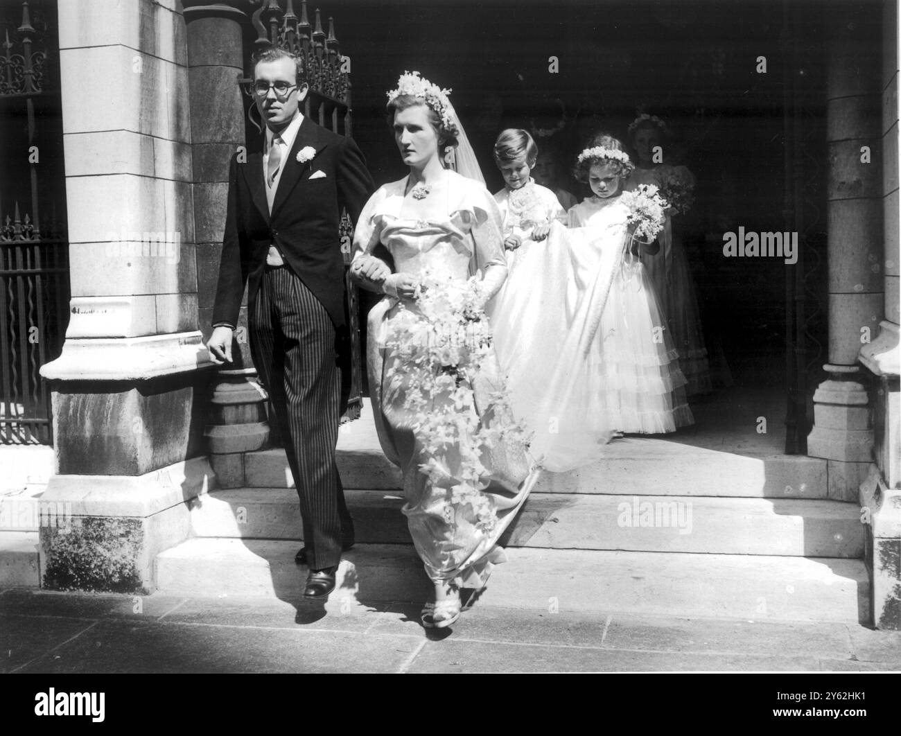 Il matrimonio di Denys G Rhodes, 31, con Margaret Elphinstone, nipote e prima damigella d'onore della regina. 1950 Foto Stock
