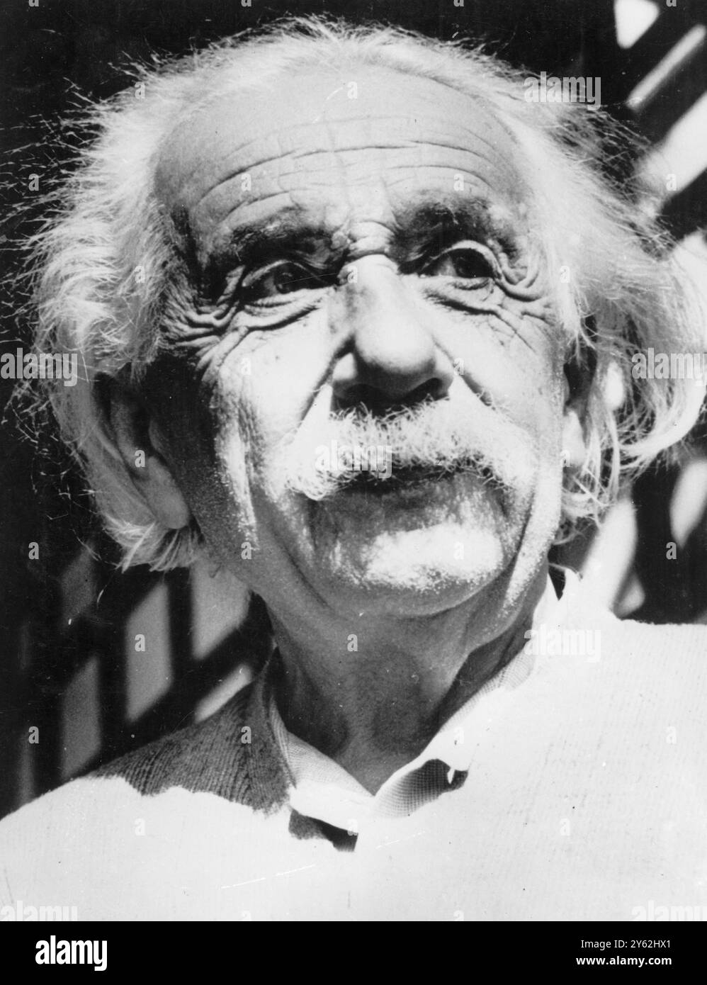 Albert Einstein 74 1914 anni marzo 1954 Einstein, Albert Swiss-US (nato in Germania) fisico; si trasferì in Svizzera, diventando cittadino svizzero 1900 1914; esaminatore presso l'Ufficio brevetti svizzero a Berna 1900-1907; scoprì la relatività speciale 1905; scoprì l'equivalenza massa-energia 1905; spiegò correttamente l'effetto fotoelettrico in termini di quantizzazione della luce 1905; spiegò correttamente la causa fisica del moto browniano 1905; enunciato principio dei quadri di riferimento equivalenti 1907; correttamente formulato le equazioni di Maxwell in presenza del disco gravitazionale 1907 Foto Stock