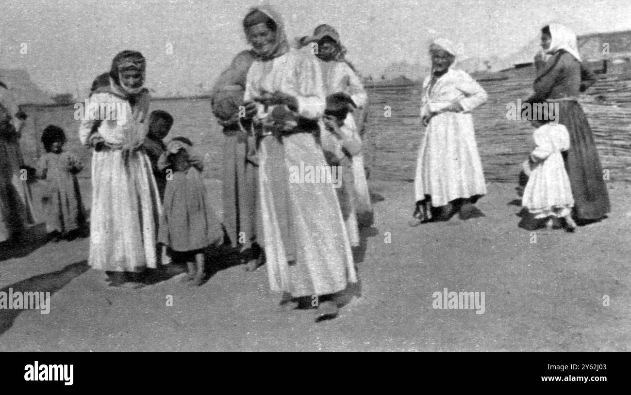 Salvato dal massacro. Rifugiati armeni salvati dai turchi da una morte terribile. Donne e bambini armeni salvati da un incrociatore francese 1915 Foto Stock