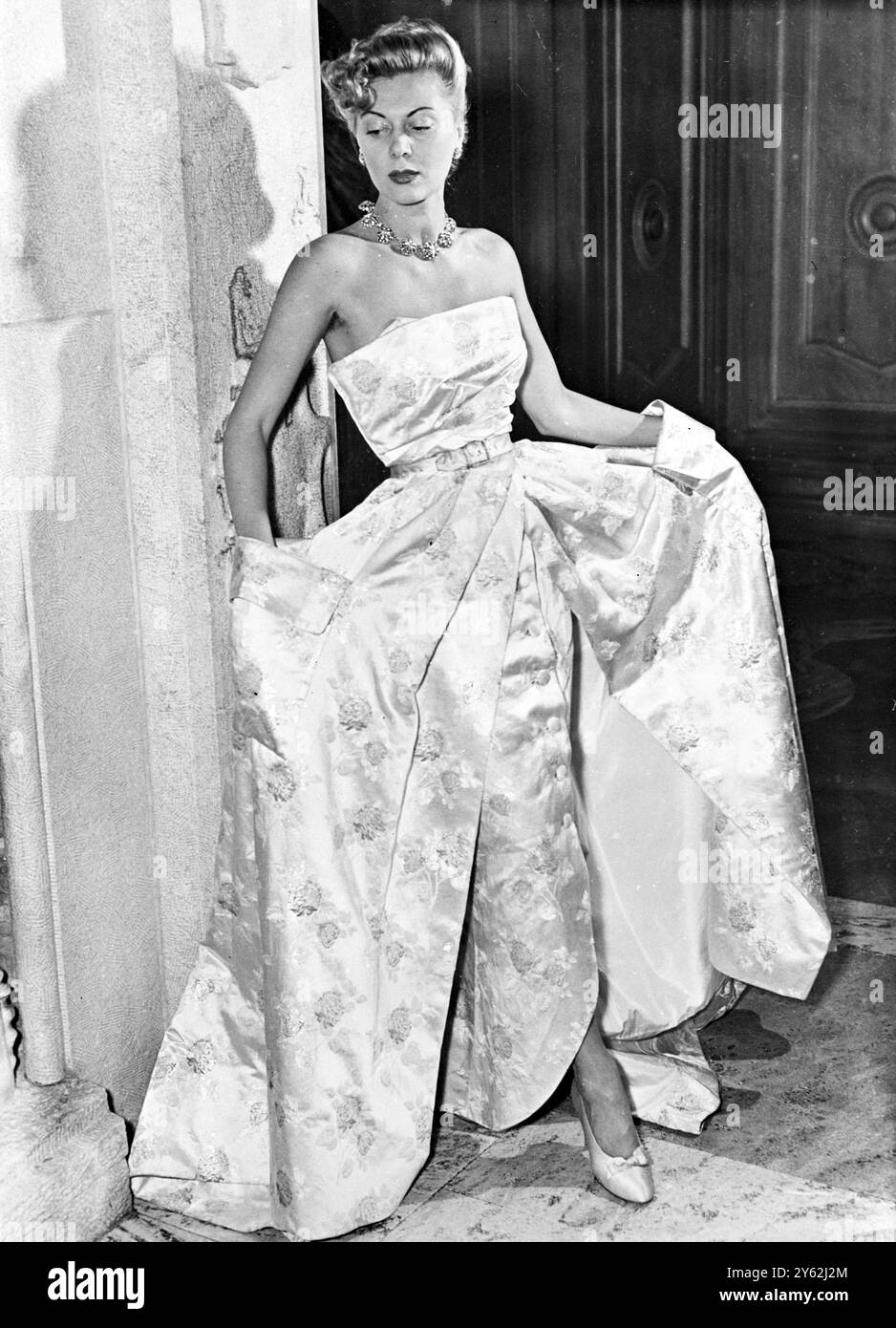 Christian Dior , il famoso stilista francese , ha tenuto una mostra nel municipio di Stoccolma , a beneficio della Croce Rossa svedese . Visto qui uno dei manichini con un Dior dello spettacolo . 16 ottobre 1950 Foto Stock