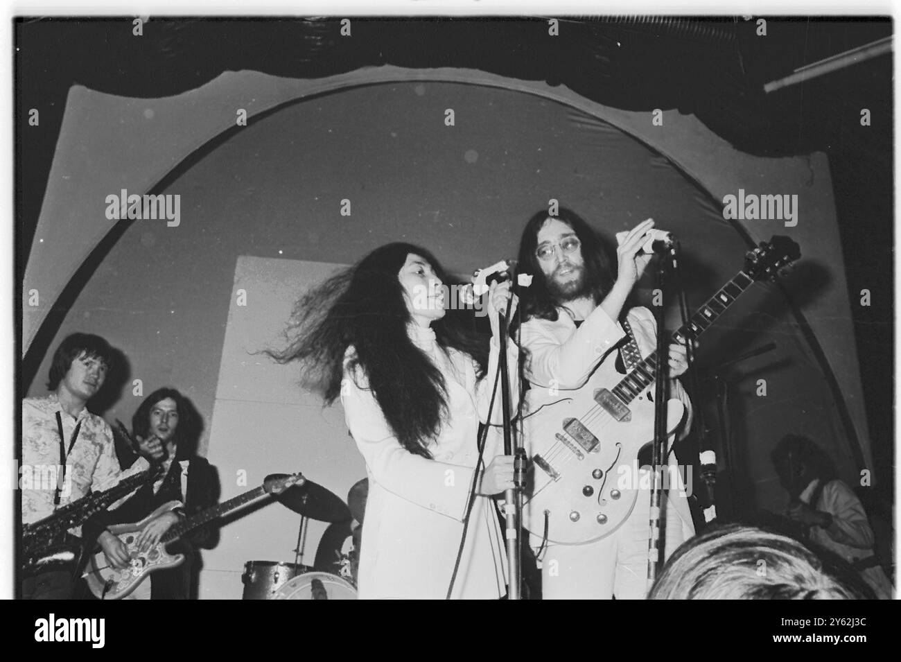Il Beatle John Lennon e sua moglie giapponese Yoko Ono organizzano un concerto pop in aiuto del Fondo delle Nazioni Unite per l'infanzia (UNICEF) il 16 dicembre 1969 Foto Stock