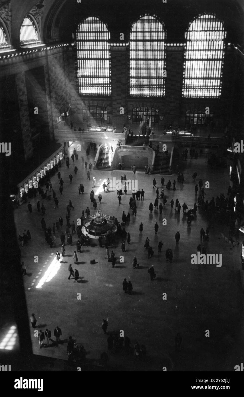 Pendolari di prima mattina nell'atrio principale della Grand Central Station, l'edificio ferroviario più iconico d'America, in e 42nd Street, New York, nel 1952. Foto Stock