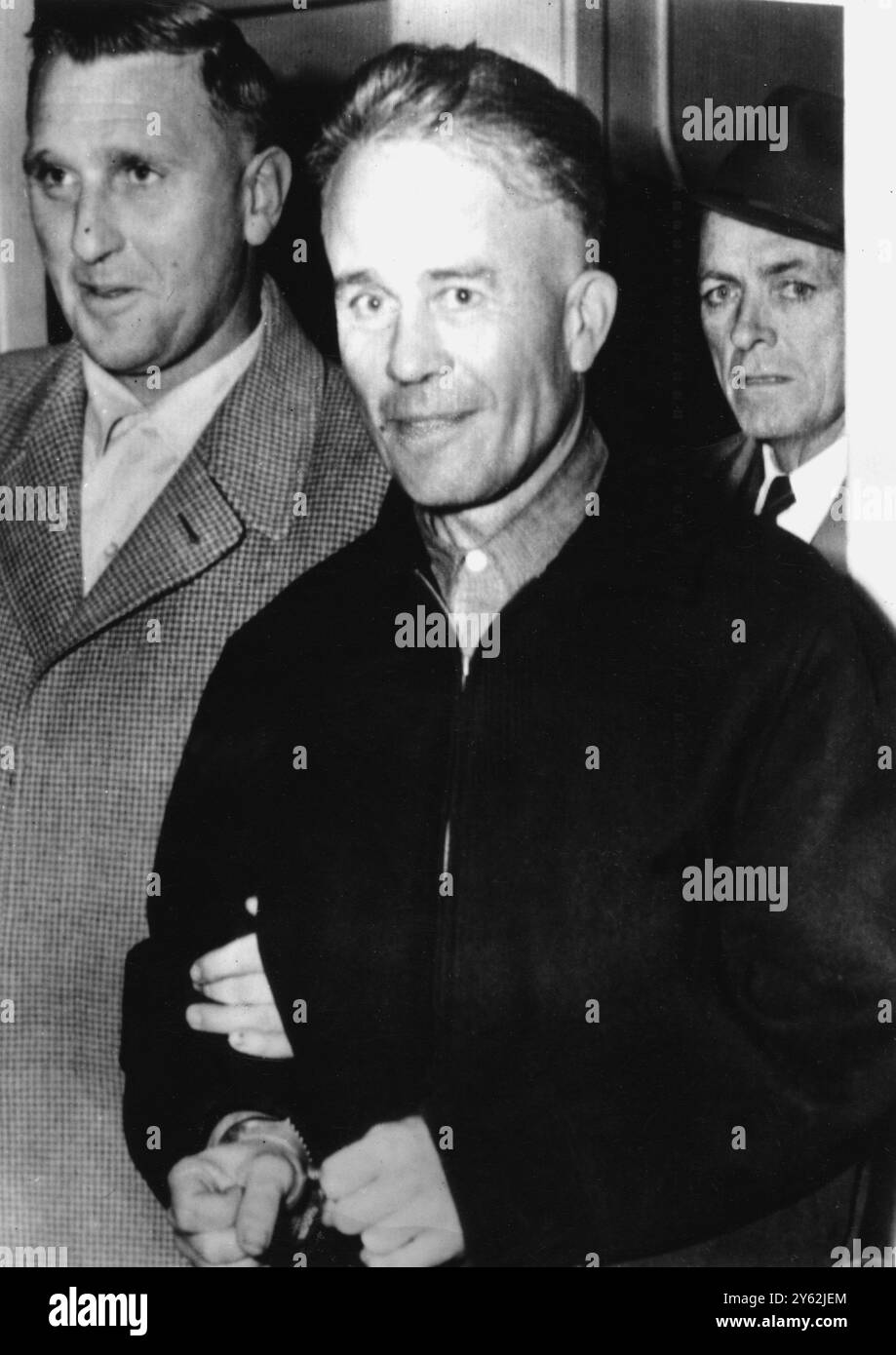 Edward Gein (centro) - ed Gein - un agricoltore batchelor di 51 anni che ha ammesso l'uccisione di 2 donne vicino alla sua casa di Plainfield, Wisconsin, USA, lascia il Wisconsin State Crime Laboratory a Madison, Wisconsin, il 20 novembre 1957. Dopo aver subito test di rivelatore di bugie e interrogatori intensivi. È accompagnato dallo sceriffo della contea di Waushara Arthur Schley (a sinistra) e dal vice speciale Leon Murty (a destra). I resti di dieci (o quindici) corpi umani furono trovati a casa di Gein dalla polizia il 18 novembre 1957. Foto Stock