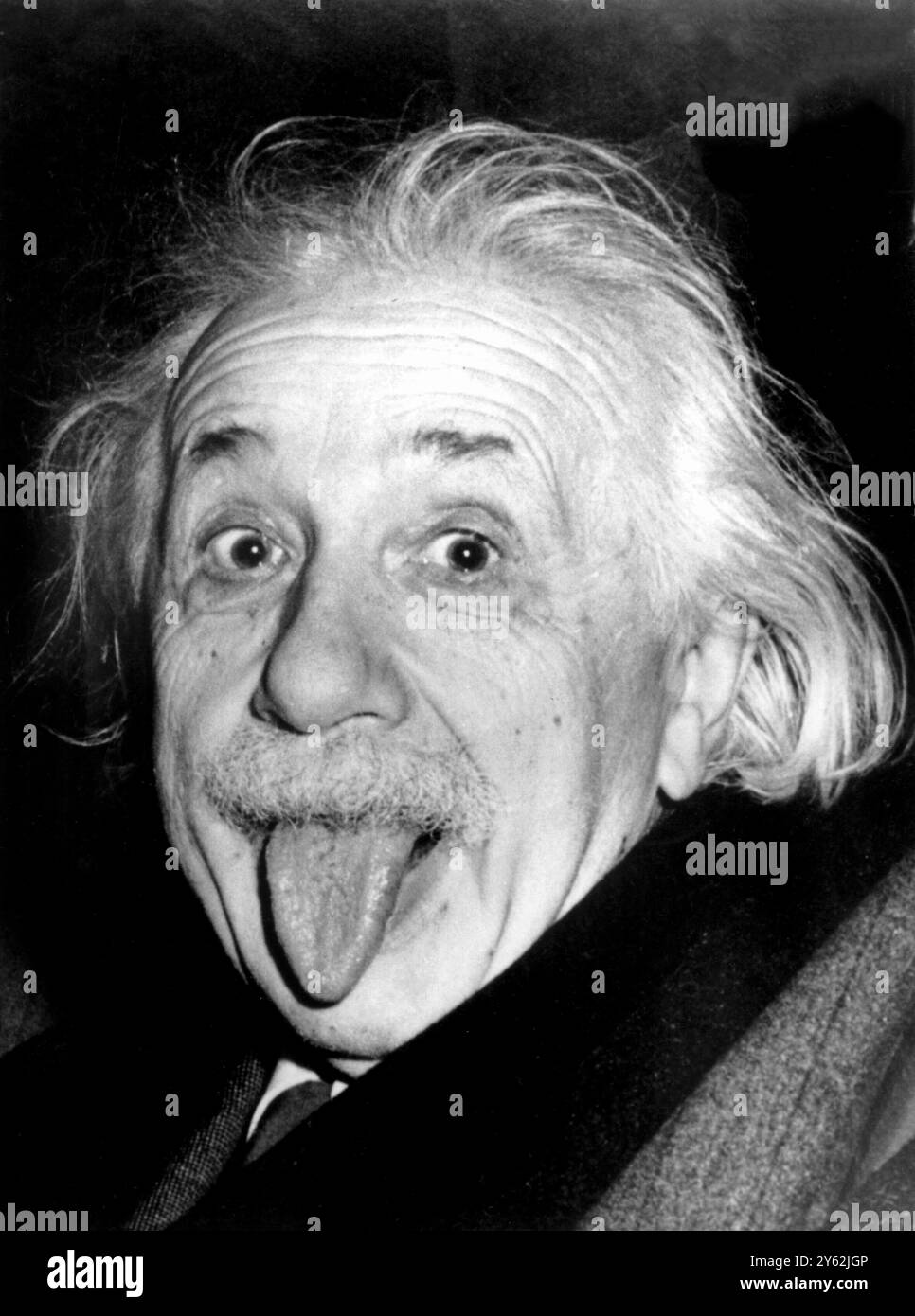 Albert Einstein - fisico svizzero-americano (nato in Germania). Al 72° compleanno di Einstein, il 14 marzo 1951, il fotografo della United Press Arthur Sasse stava cercando di convincerlo a sorridere per la macchina fotografica, ma avendo sorriso per i fotografi molte volte quel giorno, Einstein si è tirato fuori la lingua. Foto Stock