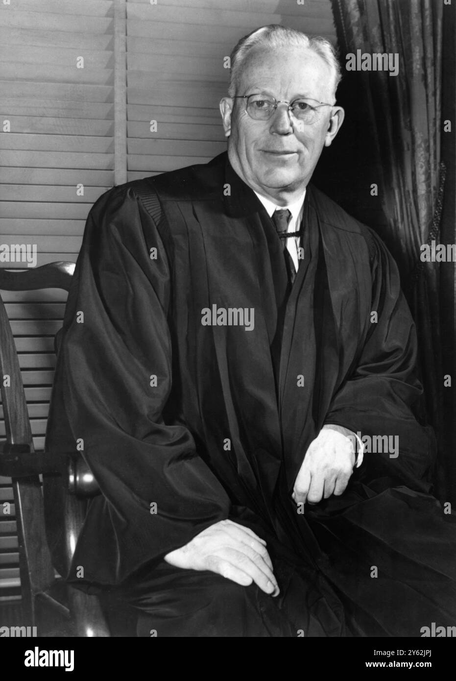 Il Governatore Earl Warren, ex Governatore della California, posa nelle vesti dell'edificio della Corte Suprema qui dopo aver prestato giuramento come 14° giudice capo degli Stati Uniti. 8 ottobre 1953 Foto Stock