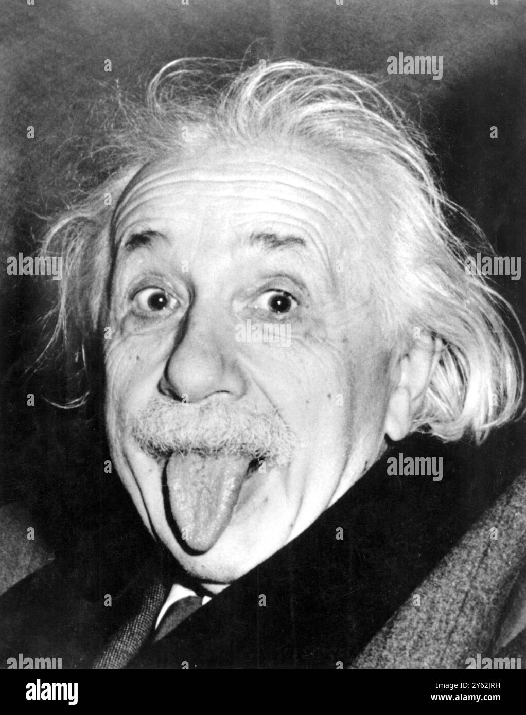 Albert Einstein - fisico svizzero-americano (nato in Germania). Al 72° compleanno di Einstein, il 14 marzo 1951, il fotografo della United Press Arthur Sasse stava cercando di convincerlo a sorridere per la macchina fotografica, ma avendo sorriso per i fotografi molte volte quel giorno, Einstein si è tirato fuori la lingua. Foto Stock