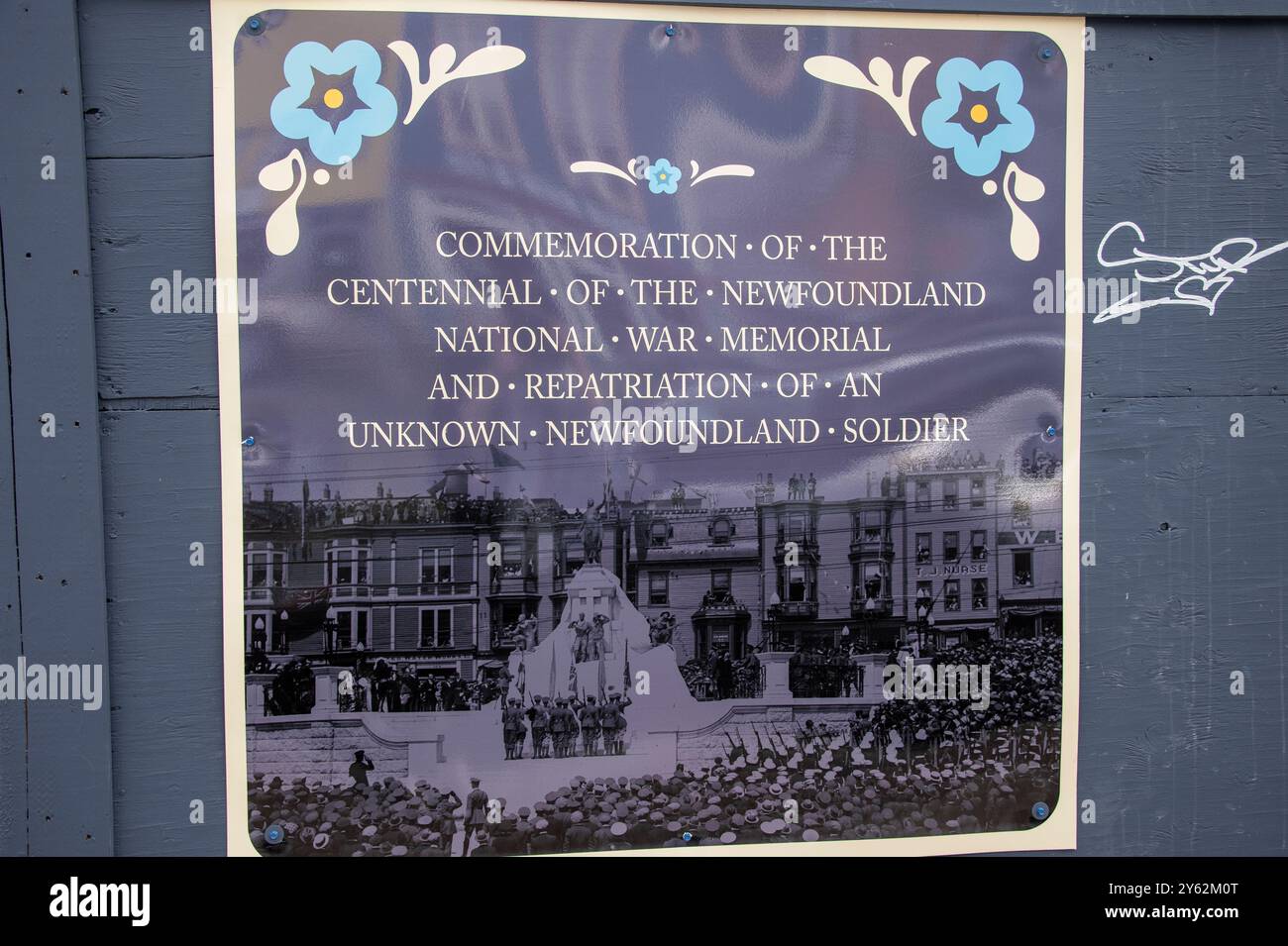 Cartello commemorativo del centenario del National War Memorial su Duckworth Street nel centro di St. John's, Newfoundland & Labrador, Canada Foto Stock