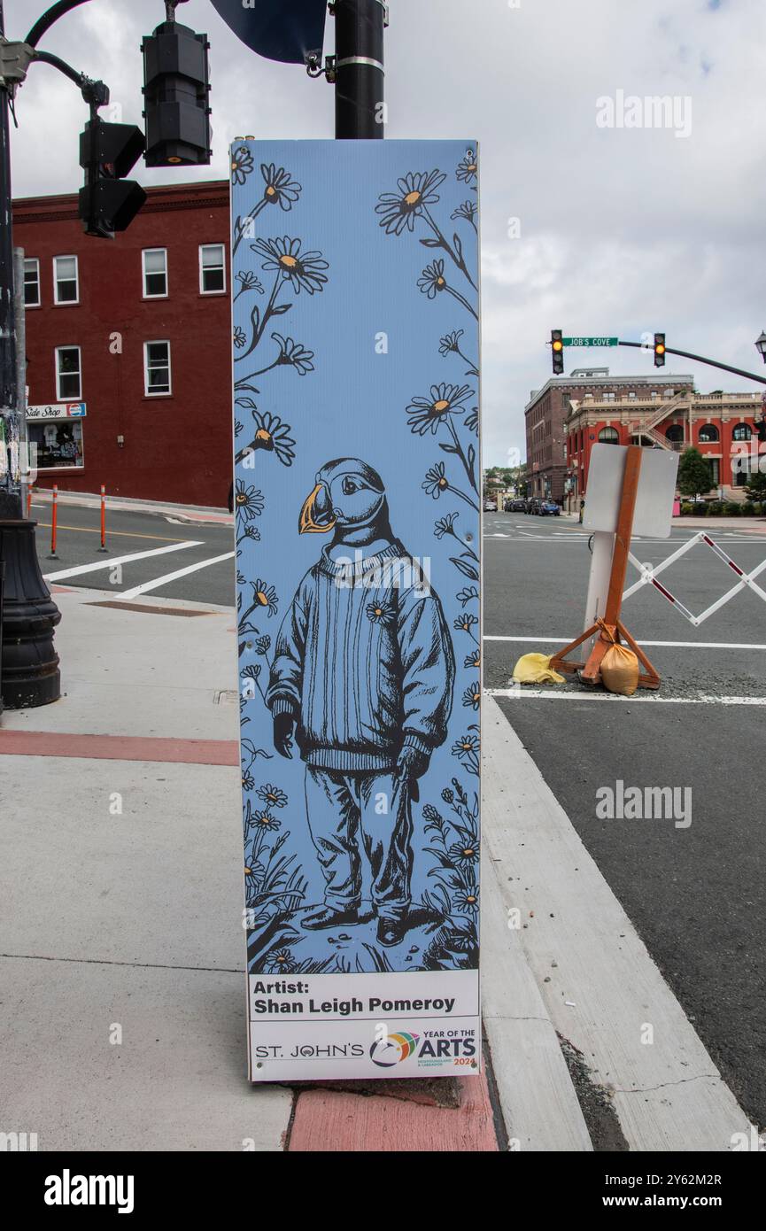 Il murale Year of the Arts di puffin indossa un maglione in Water Street nel centro di St. John's, Newfoundland & Labrador, Canada Foto Stock