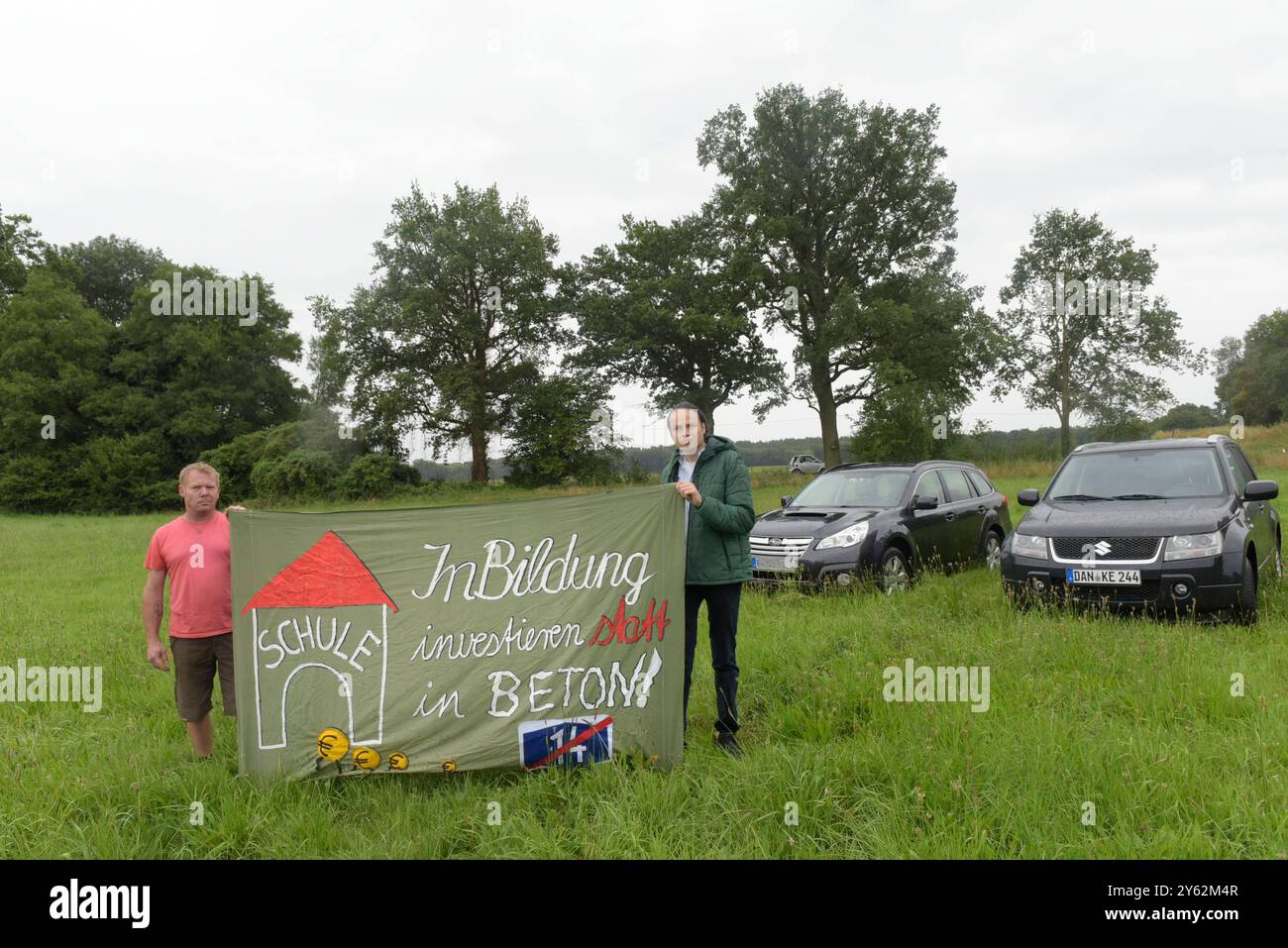 Michael Bellon e Frank Heinke demonstrieren gegen den Bau der Autobahn A 14. Durch den Bau viel wird Natur zerstört. *** Michael Bellon e Frank Heinke dimostrano contro la costruzione dell'autostrada A 14 la costruzione distruggerà un sacco di natura Foto Stock