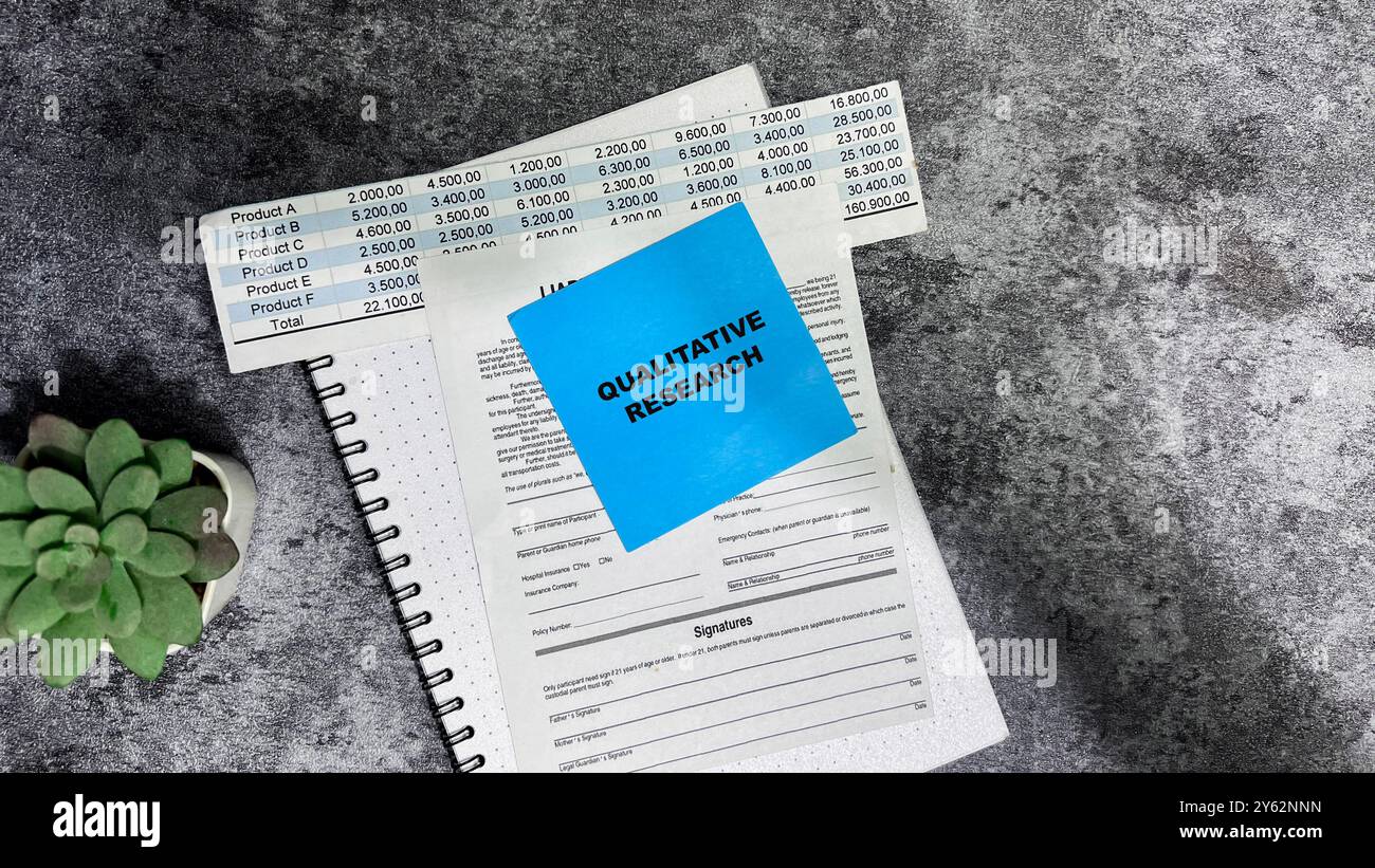 Concetto di Ricerca qualitativa scrivere su note appiccicose isolate su tavola di legno. Foto Stock