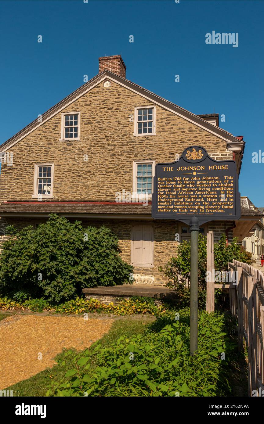 John Johnson ospita una targa storica nella sezione Germantown di Filadelfia, Pennsylvania Foto Stock