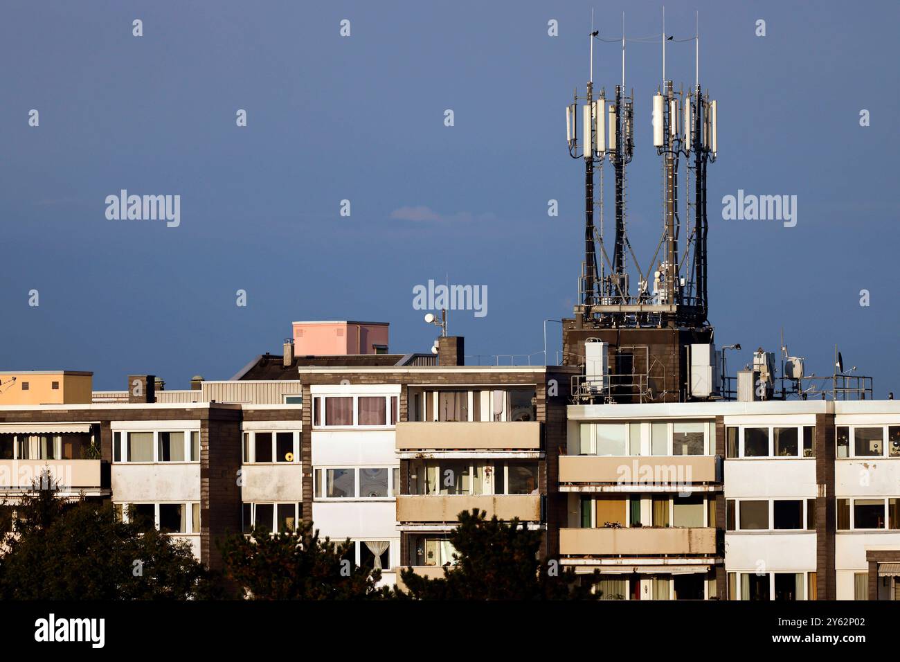 Mobilfunkantennen auf einem Dach. Mobilfunksender in der Nachbarschaft haben oft einen negativen Effekt auf die Grundstückspreise der umliegenden Immobilien. Die WeltgesundheitsOrganization WHO und die Internationale Agentur für Krebsforschung IARC haben die elektromagnetischen Felder, Die von Mobilfunkgeräten und Mobilfunkantennen ausgehen, als möglicherweise krebserregend eingestuft. Themenbild, Symbolbild Köln, 23.09.2024 NRW Deutschland *** antenne telefoniche sul tetto trasmettitori telefonici mobili nelle vicinanze spesso hanno un effetto negativo sui prezzi degli immobili circostanti Foto Stock
