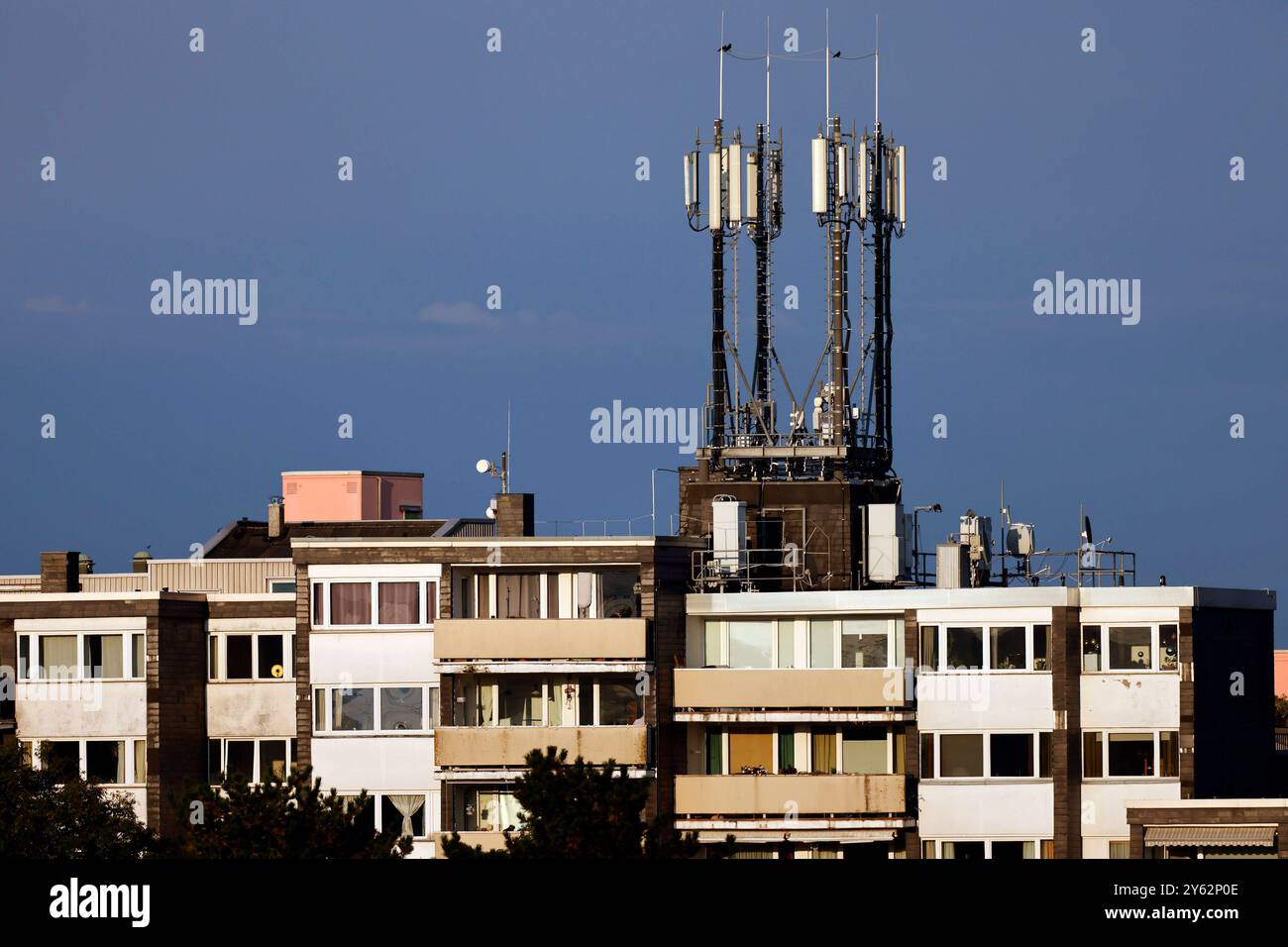 Mobilfunkantennen auf einem Dach. Mobilfunksender in der Nachbarschaft haben oft einen negativen Effekt auf die Grundstückspreise der umliegenden Immobilien. Die WeltgesundheitsOrganization WHO und die Internationale Agentur für Krebsforschung IARC haben die elektromagnetischen Felder, Die von Mobilfunkgeräten und Mobilfunkantennen ausgehen, als möglicherweise krebserregend eingestuft. Themenbild, Symbolbild Köln, 23.09.2024 NRW Deutschland *** antenne telefoniche sul tetto trasmettitori telefonici mobili nelle vicinanze spesso hanno un effetto negativo sui prezzi degli immobili circostanti Foto Stock