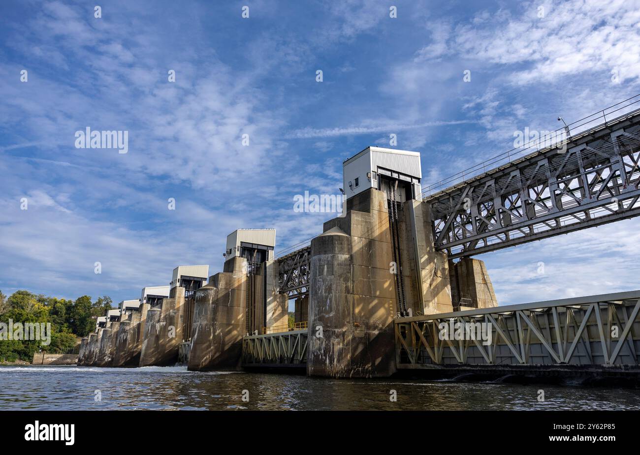 Lo U.S. Army Corps of Engineers Pittsburgh District conduce un progetto di riparazione del molo in cemento a Montgomery Locks and Dam sul fiume Ohio a Monaca, Pennsylvania, 17 settembre 2024. Il Distretto di Pittsburgh sta riparando il cemento su tutti gli 11 moli della diga presso lo stabilimento di Montgomery, un processo che richiederà circa un anno per essere completato. La diga ha quasi 90 anni, il che significa che i moli richiedono riparazioni e lavori di ripavimentazione ogni pochi anni per mantenerli strutturalmente solidi per il lungo periodo. Il distretto ha completato per l'ultima volta questo tipo di lavoro a Montgomery nel 2022. Il lavoro del molo in calcestruzzo prepara anche la diga per un Foto Stock