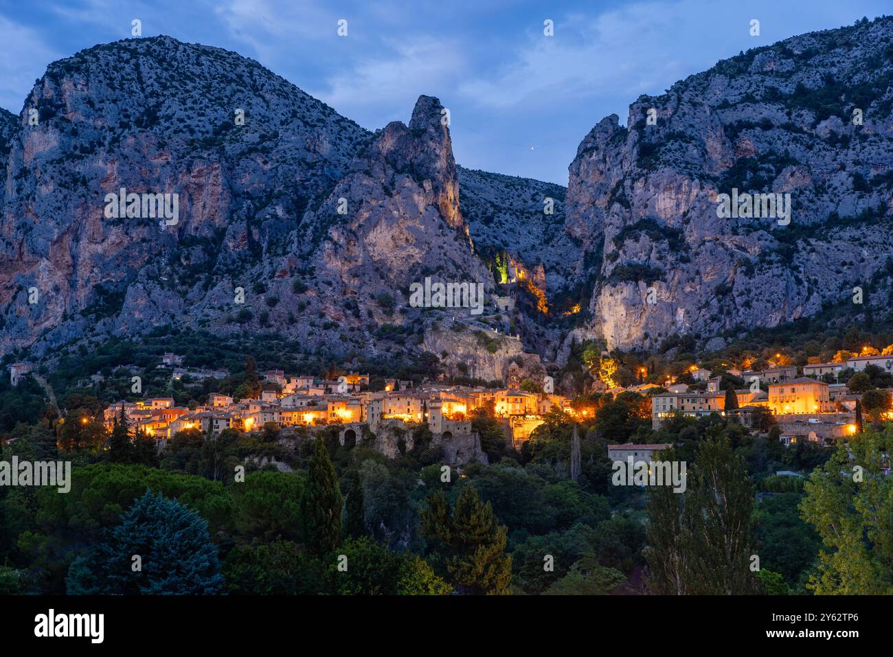 Punto panoramico del villaggio di Moustiers Saint Marie del V secolo al crepuscolo, regione della Provenza, sud della Francia Foto Stock