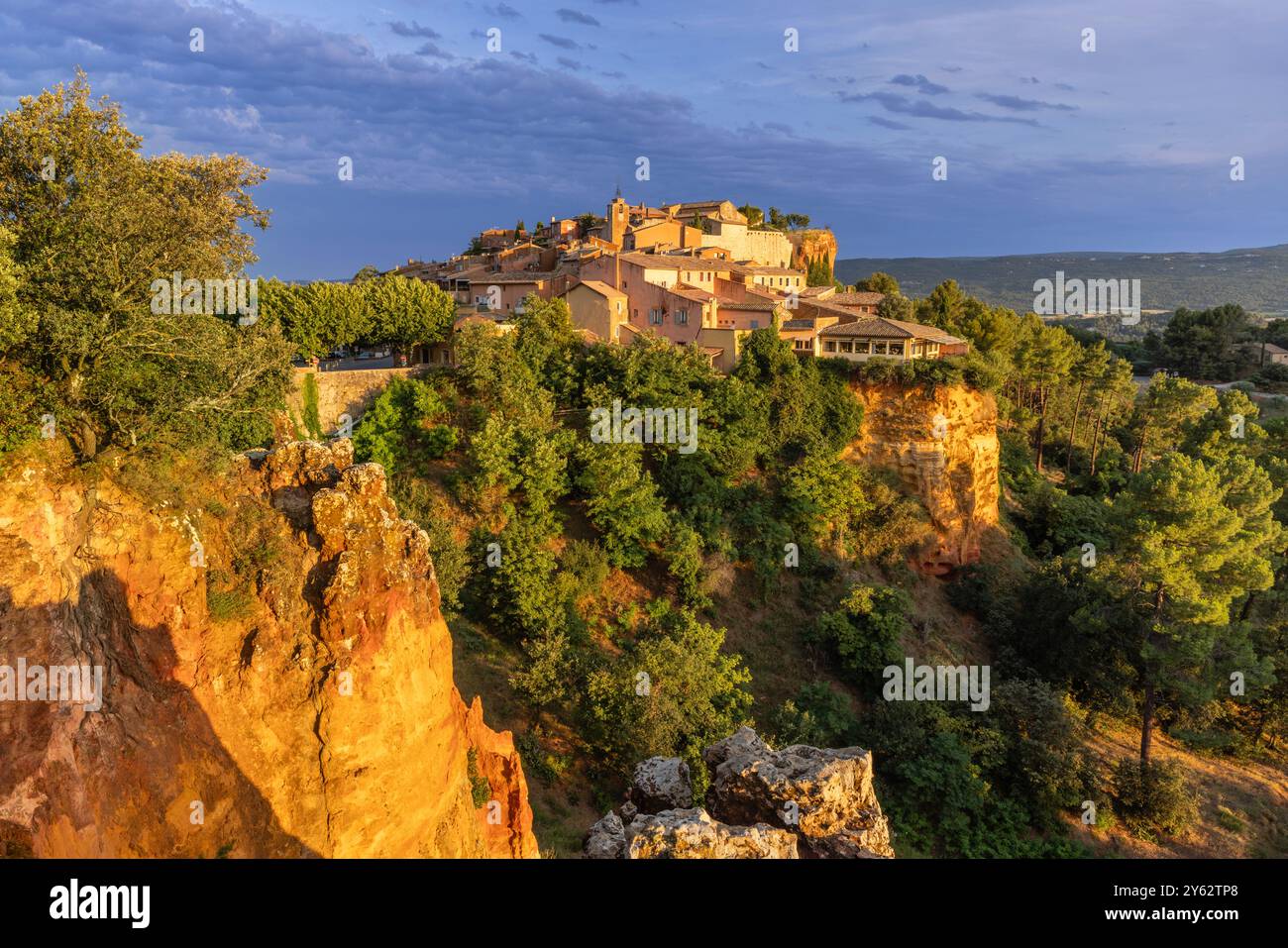 Punto panoramico all'alba del villaggio ocra in cima alla collina di Roussillon, dipartimento di Vaucluse, valle del Luberon, Francia meridionale Foto Stock