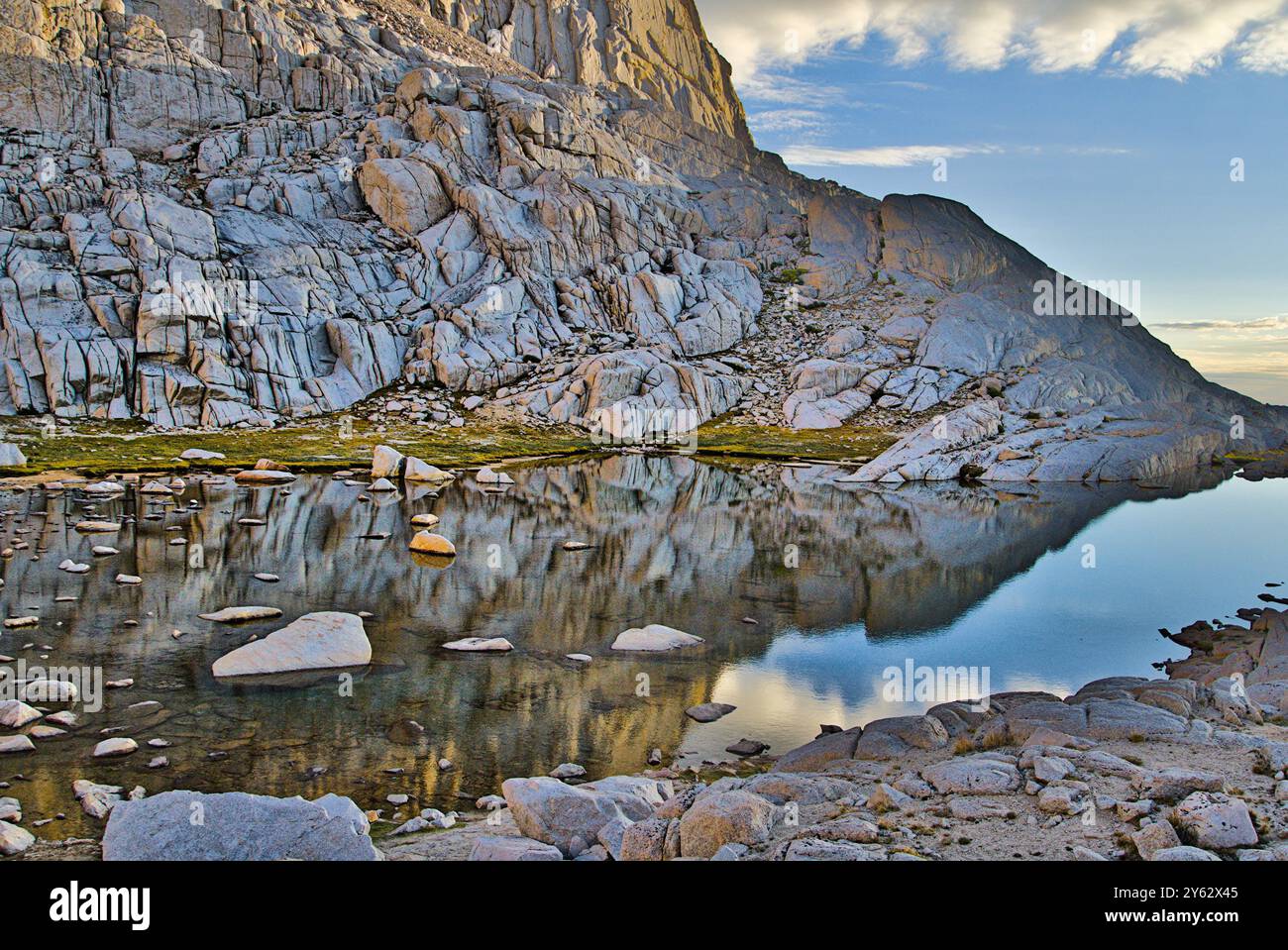 Riflesso di montagna nello stagno vicino al Trail Camp sul monte Whitney. Foto Stock